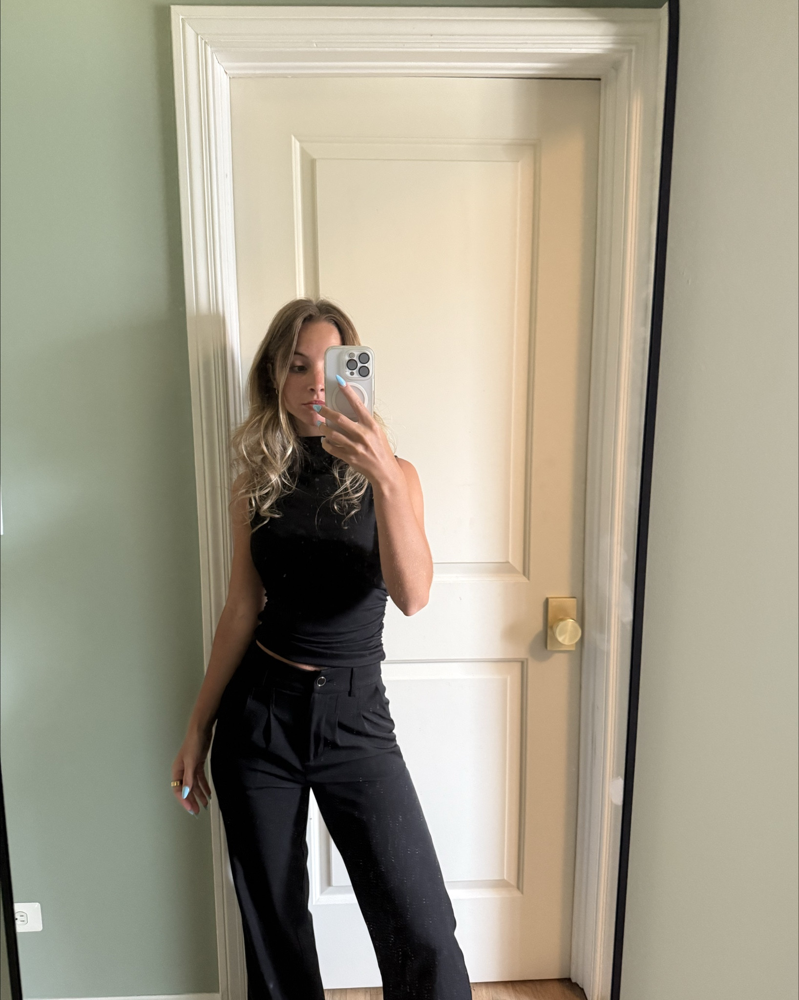 These slacks are such a staple!! I ordered a size 2 :) 