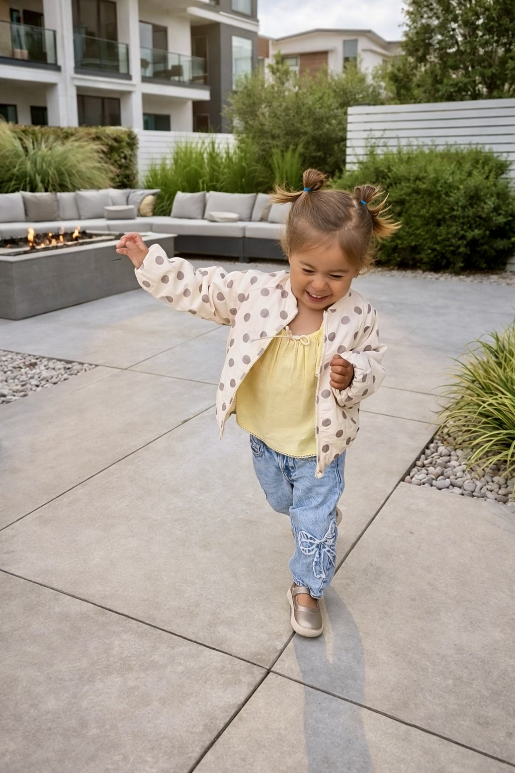 Toddler girl outfit
Toddler girl jeans
Gap jeans
Gap kids
Mary Jane shoes