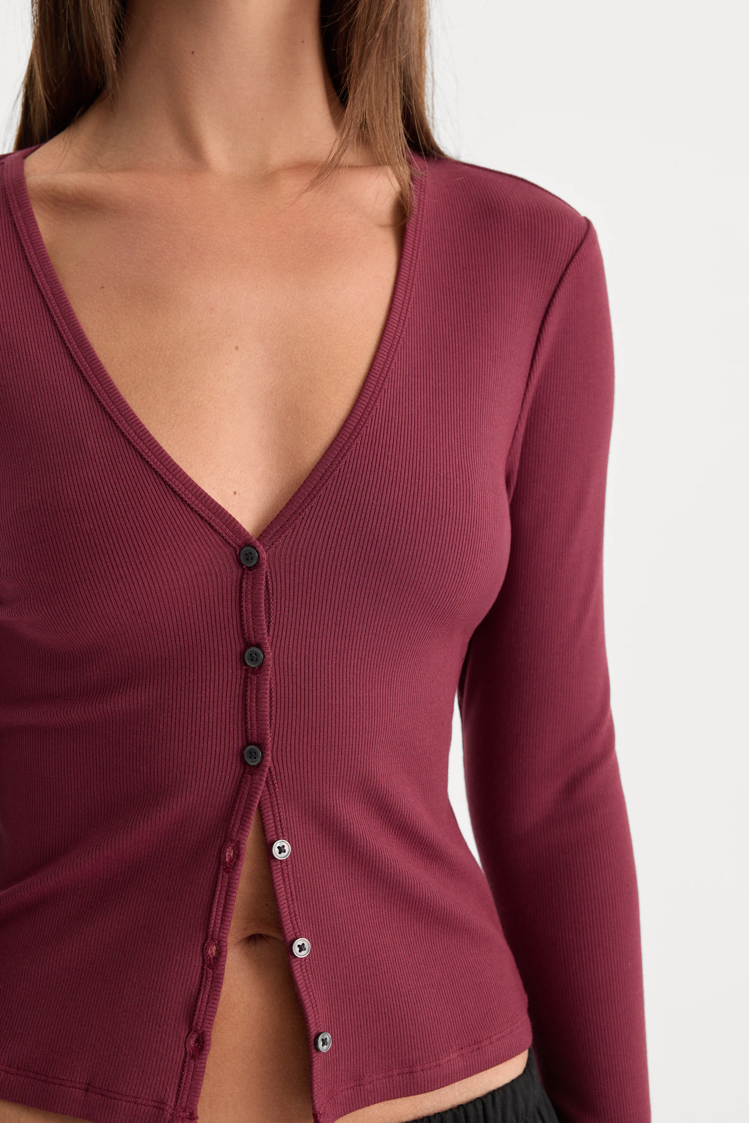 THE RIB V NECK CARDIGAN | BERRY NOIR | Good American