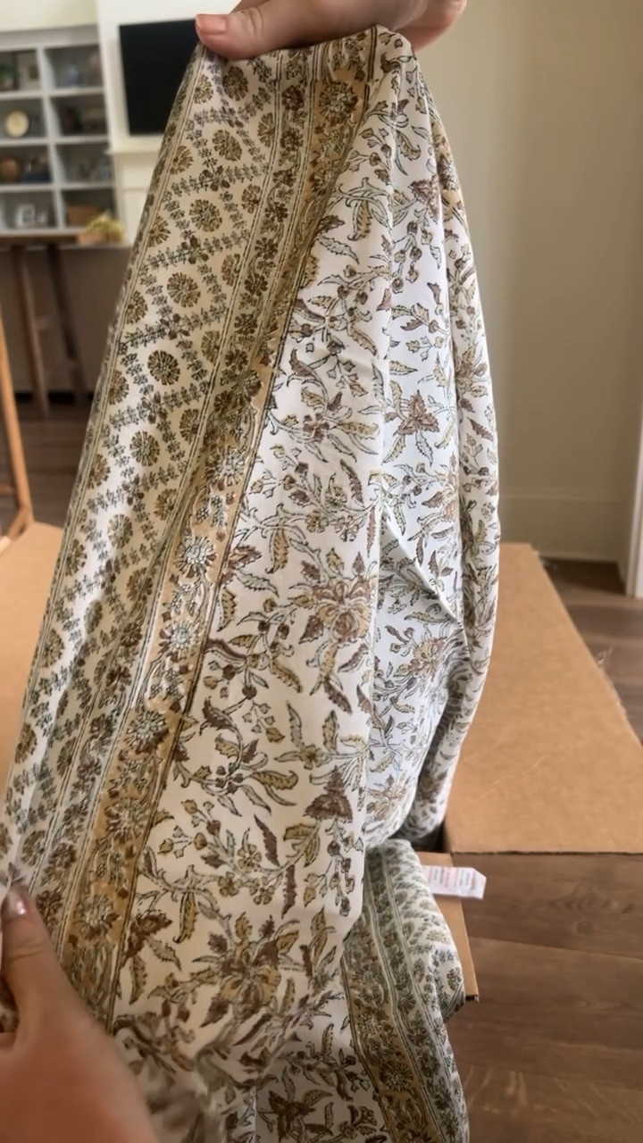 Unbox my McGee and Co Labor Day purchase with me! I bought this Autumn inspired table cloth with this block border and the pattern and colors are just beautiful! This table cloth comes in blue and “multi” which is what this one is. I would love to get the blue one come spring! 

#LTKHome #LTKSeasonal #LTKVideo