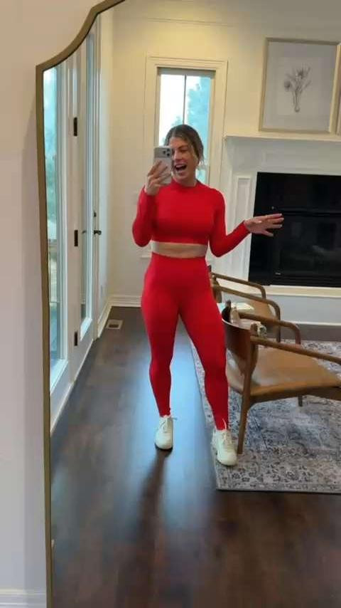 From squats to streets, these Amazon workout sets move with you while keeping style on point. Seamless leggings to chic sneakers make every run a vibe! 🏃‍♀️✨👟
#WorkoutStyle #SeamlessLeggings #AmazonFinds #ChicSneakers #FitnessFashion #RunInStyle #ActiveWearGoals #LeggingsLove #EverydayAthleisure #FitAndFab 

 #LTKootd #LTKActive