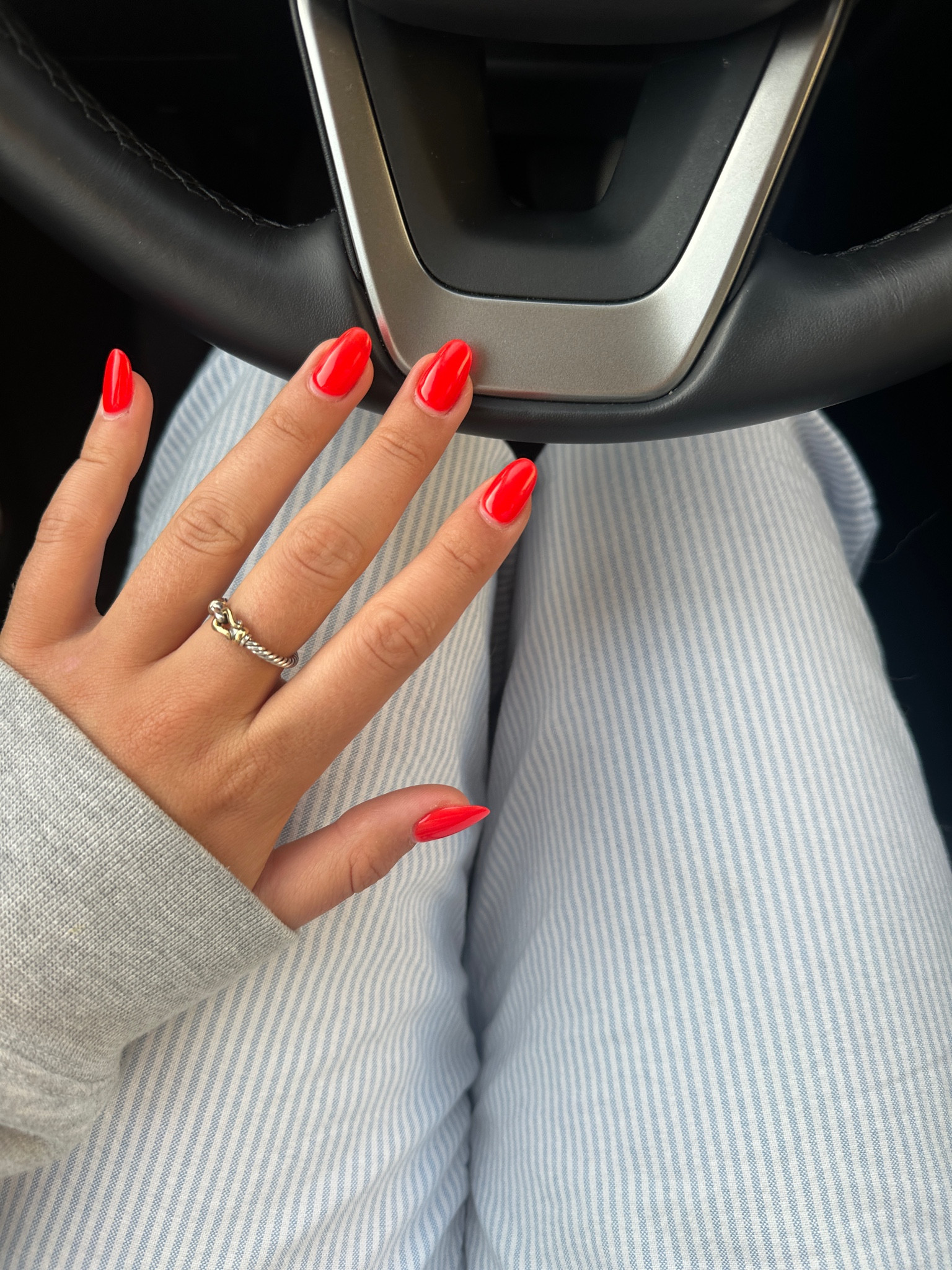 SUMMERSUMMERSUMMER

Nails: DND 007 Canadian Maple
Pants: Brandy Melville 
Ring: David Yurman