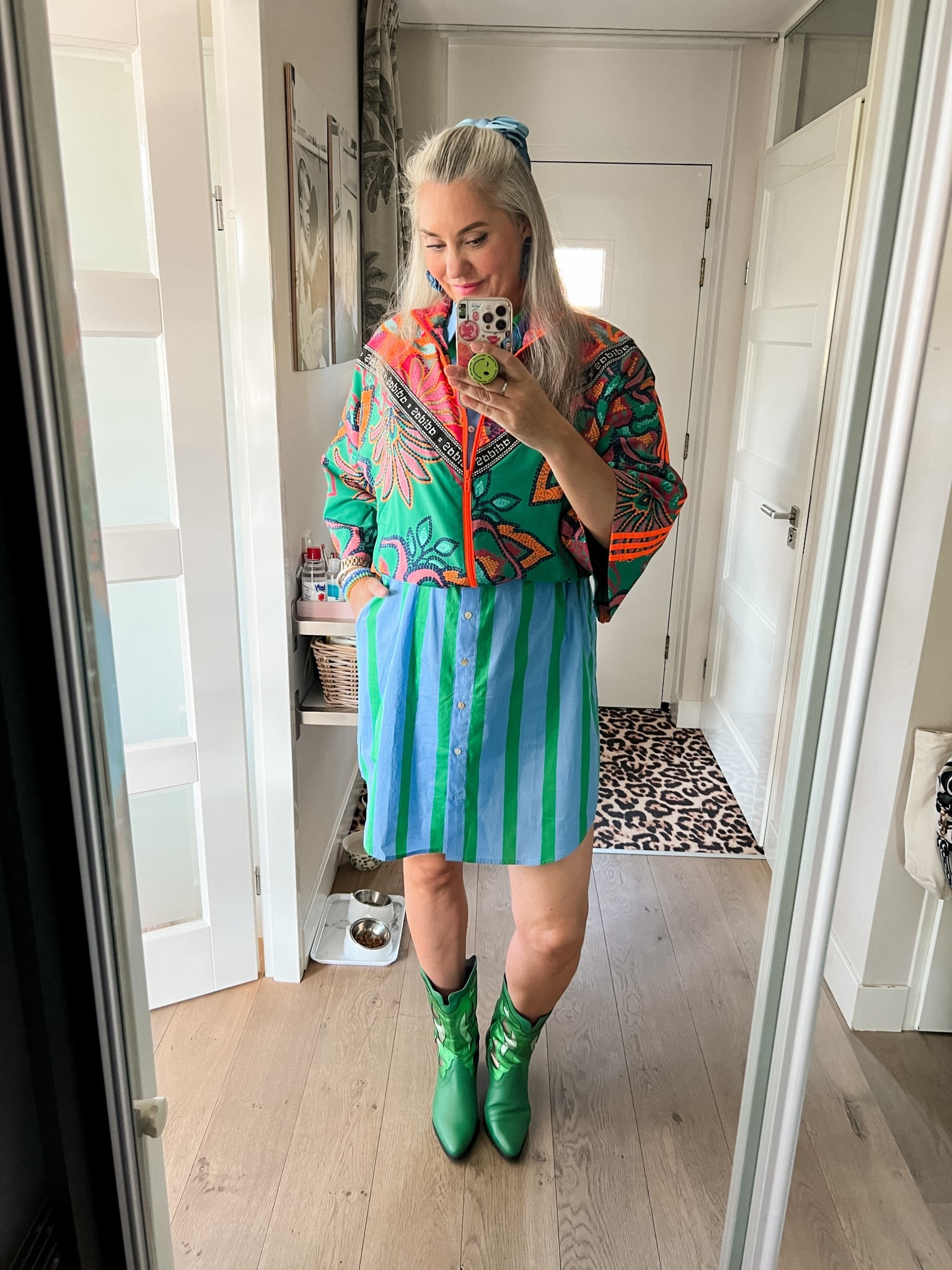 Ootd - Thursday. Blue and green striped shirt dress (Norah, current, 42), Adidas x Farm Rio jacket (old), green cowboy boots (old Sacha), blue bow in hair and the denim earrings are from Paulie Pocket (use code LOUS15 for discount). 



#LTKeurope #LTKnederlands #LTKspring
