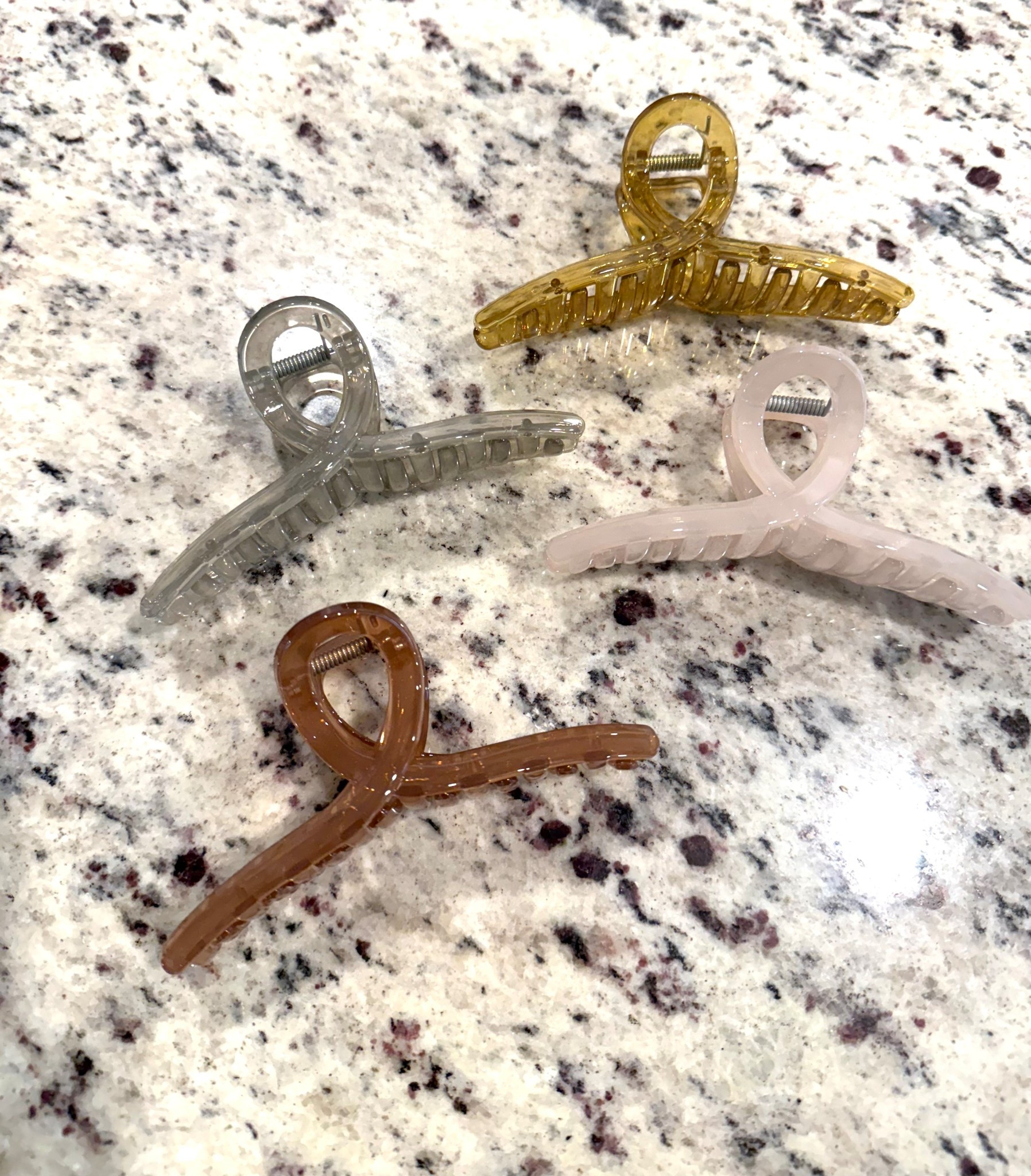 I ordered these hair clips on a whim and ended up loving them so much! I really like the colors and the size. They hold up my hair perfectly and you forget you even have it on!
There are so many color options-I might need some more! Linked⬆️

#Itkcreator #Itkfinds
#Itkwatchnow #Itkstyketip
#amazon #amazonfinds #hairclip #clawclip

#LTKBeauty #LTKootd #LTKgrwm