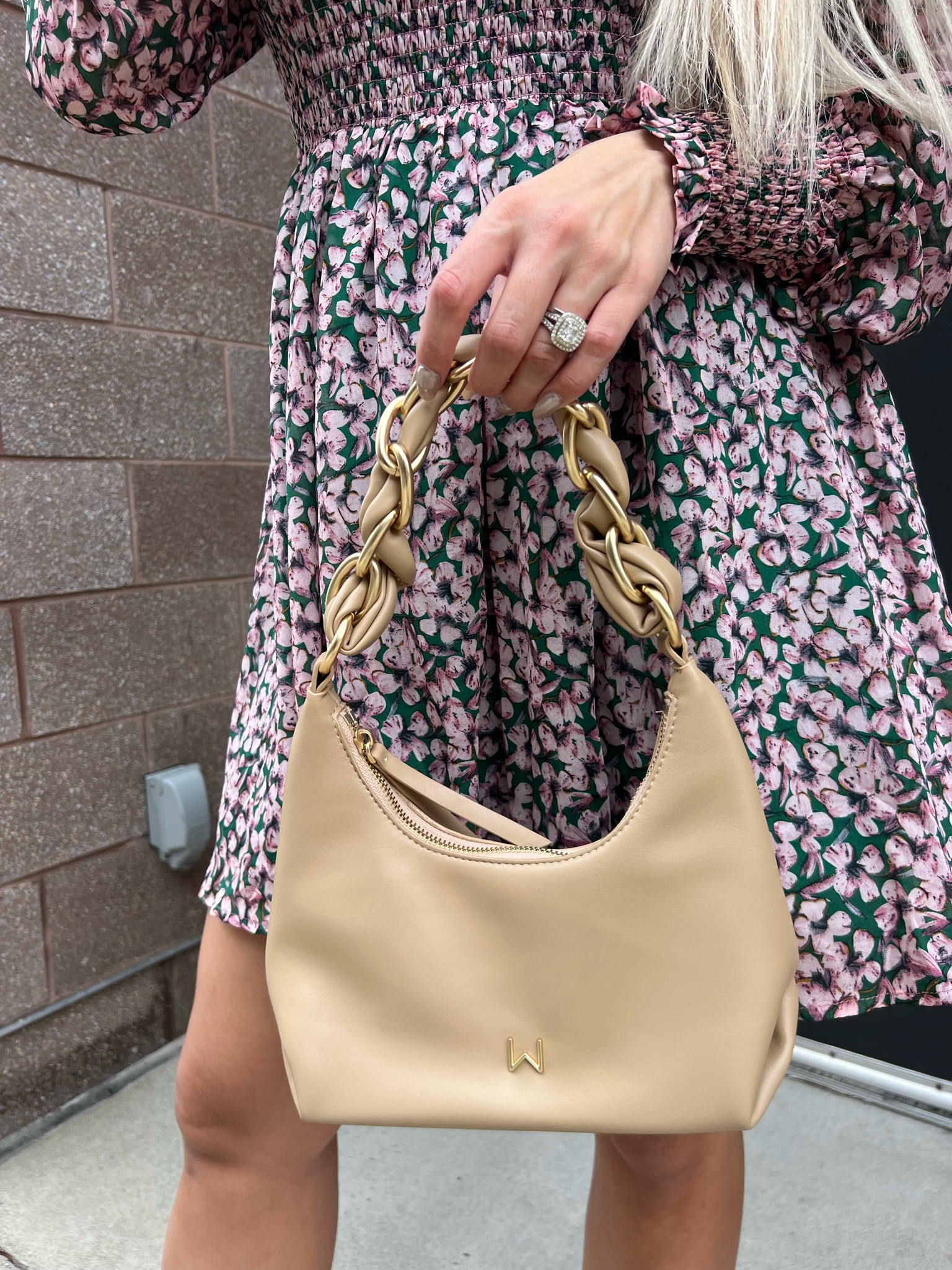 One of my favorite hand bags 😍 sadly I can’t link it, but I’ll link similar ones!

#LTKfindsunder100 #LTKstyletip #LTKitbag