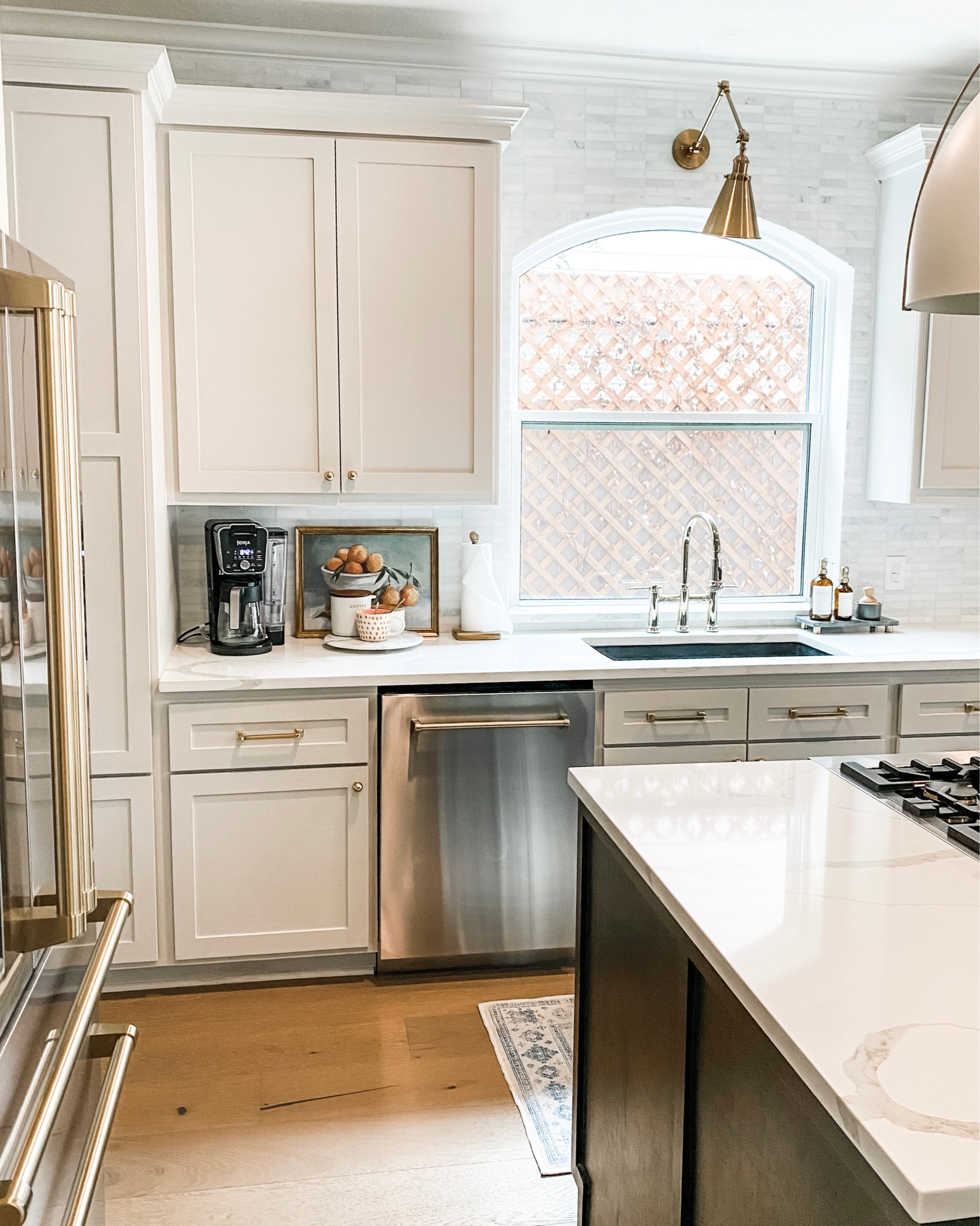 Coffee bar





White kitchen, sconce, sink, soap dispenser, kitchen sink, dishwasher, faucet, coffee maker, kitchen decor, kitchen styling 

#LTKhome