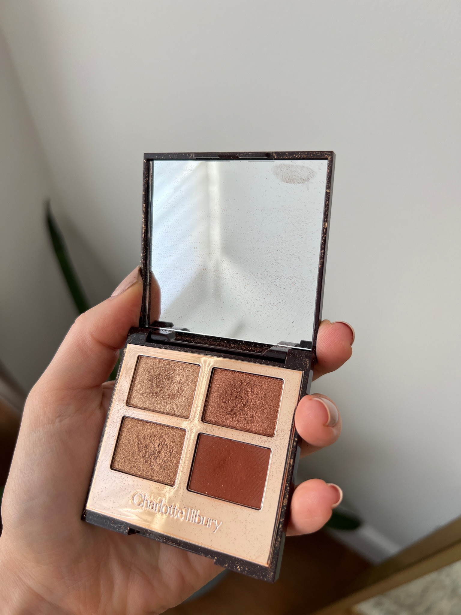 
Charlotte Tilbury eyeshadow palette, my favorite for green eyes￼