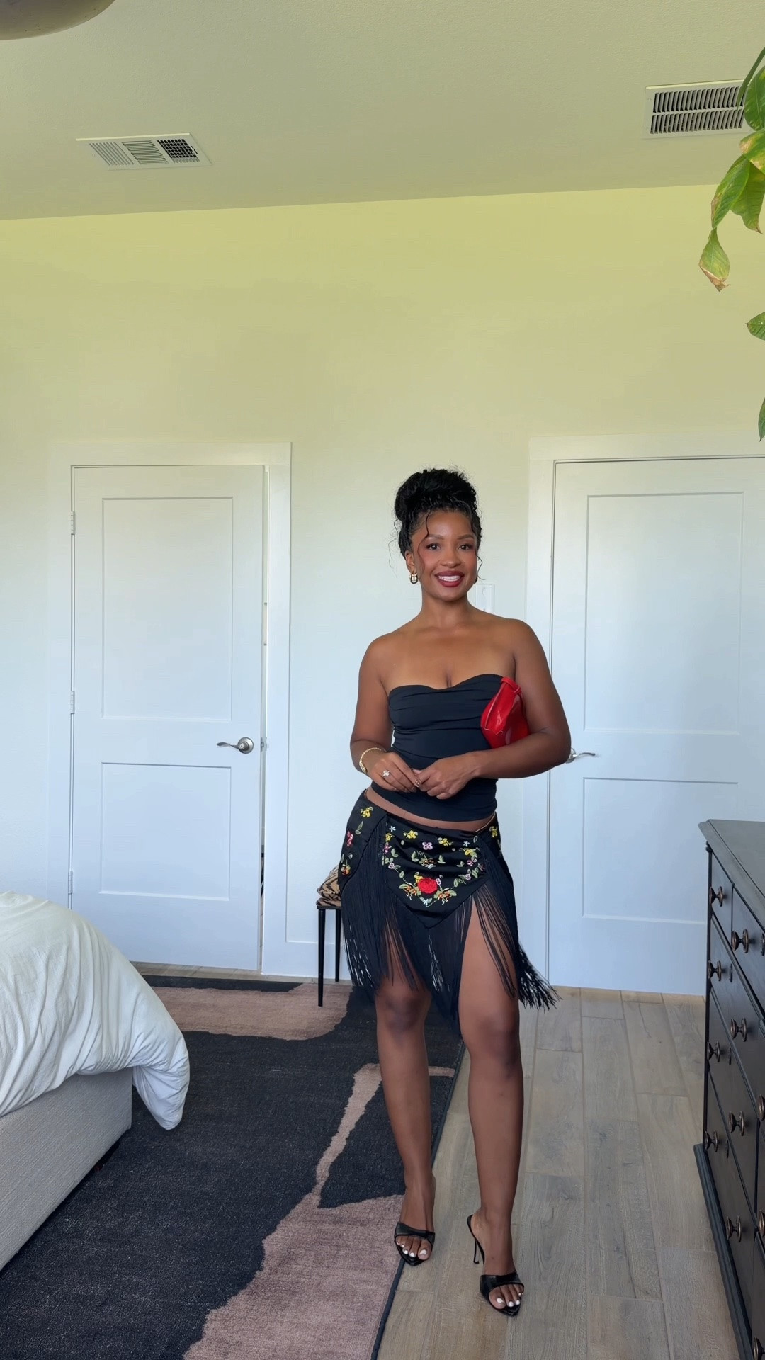 Dinner OOTN ♥️🍸 Fringe skirt, black tube top, and a red bag.

#LTKootd #LTKgrwm #LTKvlog