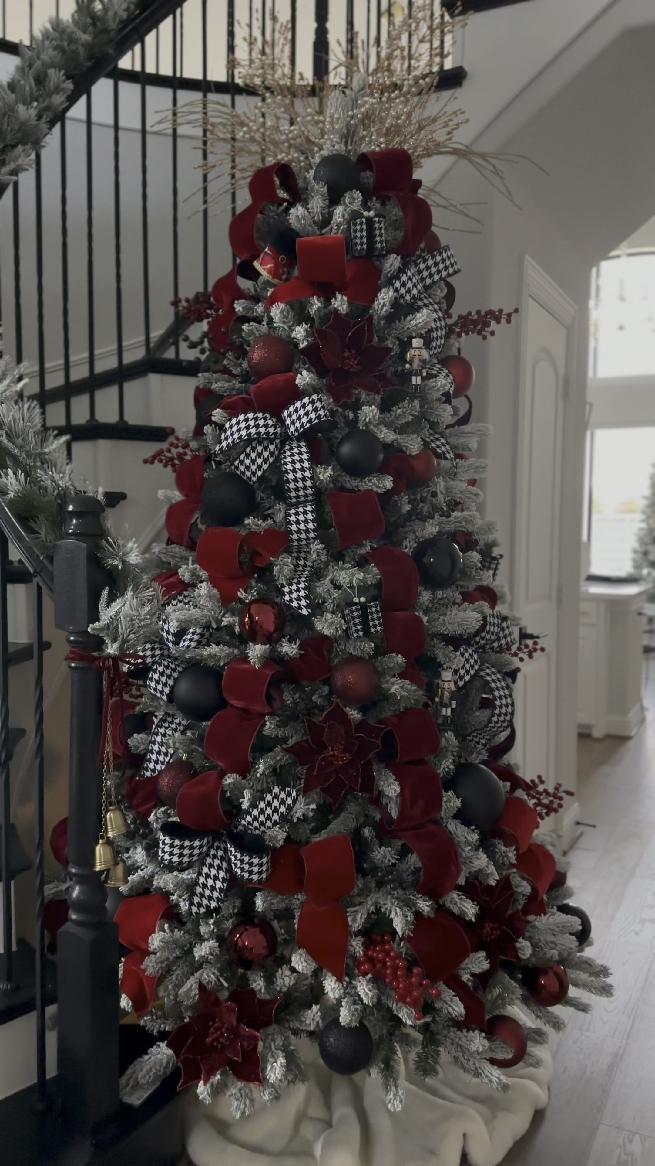 Black and red Christmas tree 


#LTKSeasonal #LTKhome #LTKHoliday