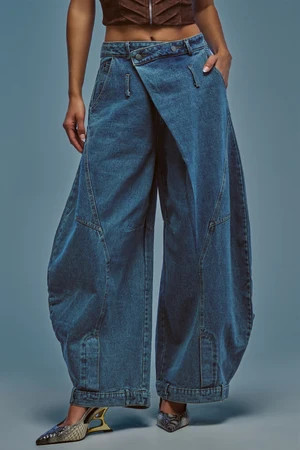 AKIRA Izzy Relaxed Denim Wash | Light Blue | Size Medium | AKIRA