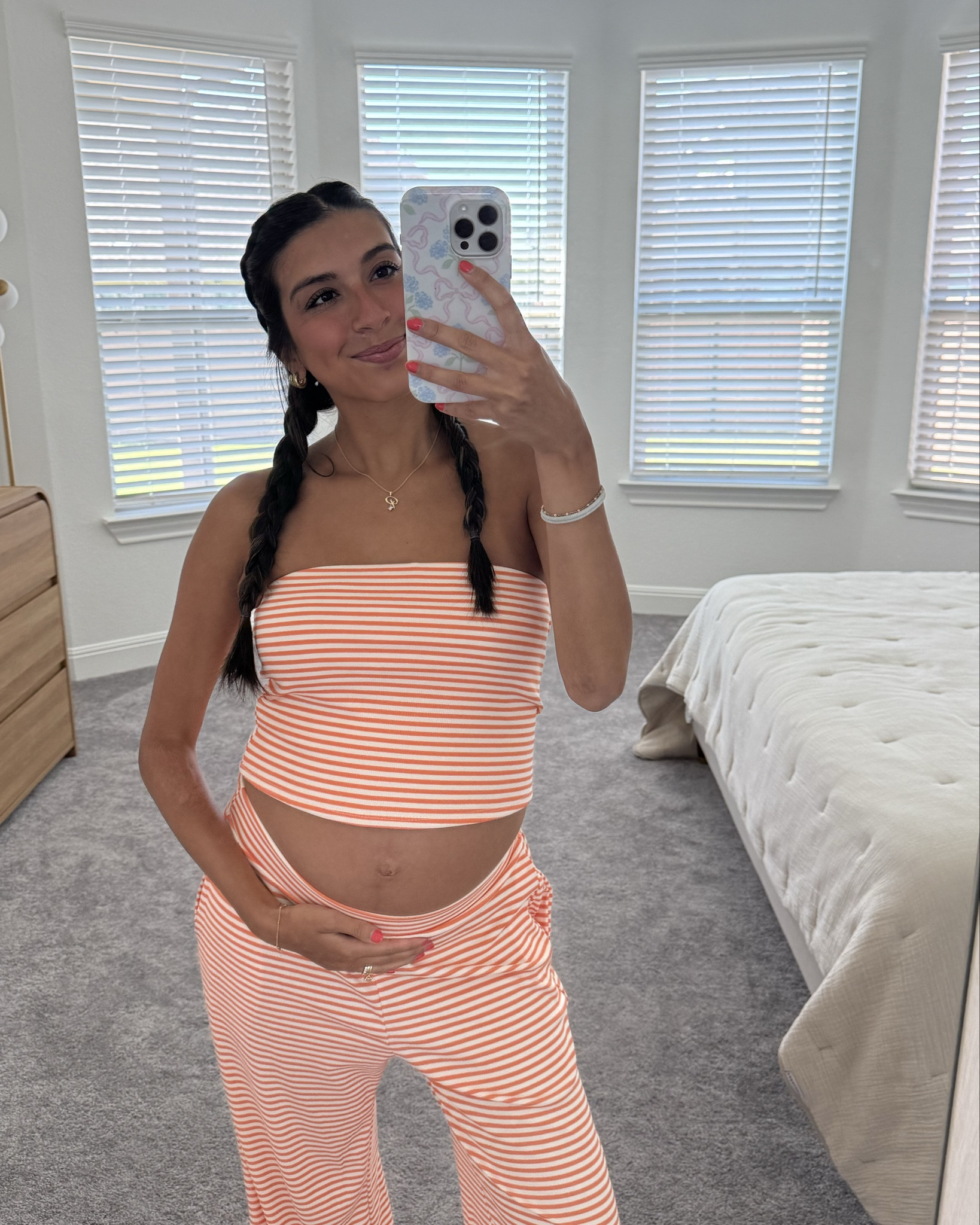 Set is from @shopheylovely 
Wearing size medium 