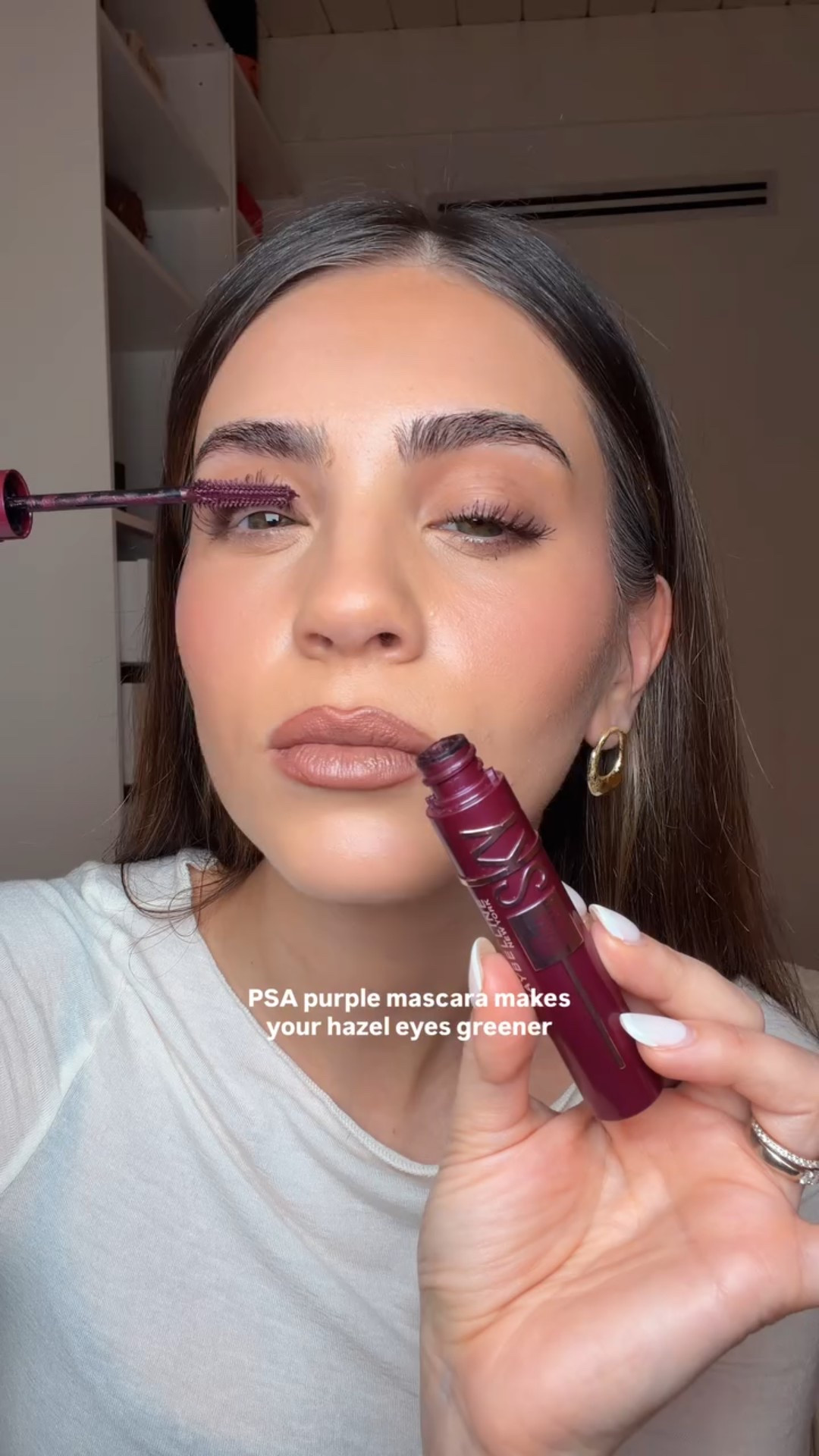 Do you see it? 🫶💜☂️ the science ⬇️ 

wearing @maybelline burgundy haze color mascara 👀 

green and purple are opposites on the color wheel (complimentary colors). the contrast intensifies the green flecks, makes them more vibrant and pop against the purple (think plummy burgundy brown). 

#hazeleyes #purplemascara #makeuphack #greeneyes #colortheory