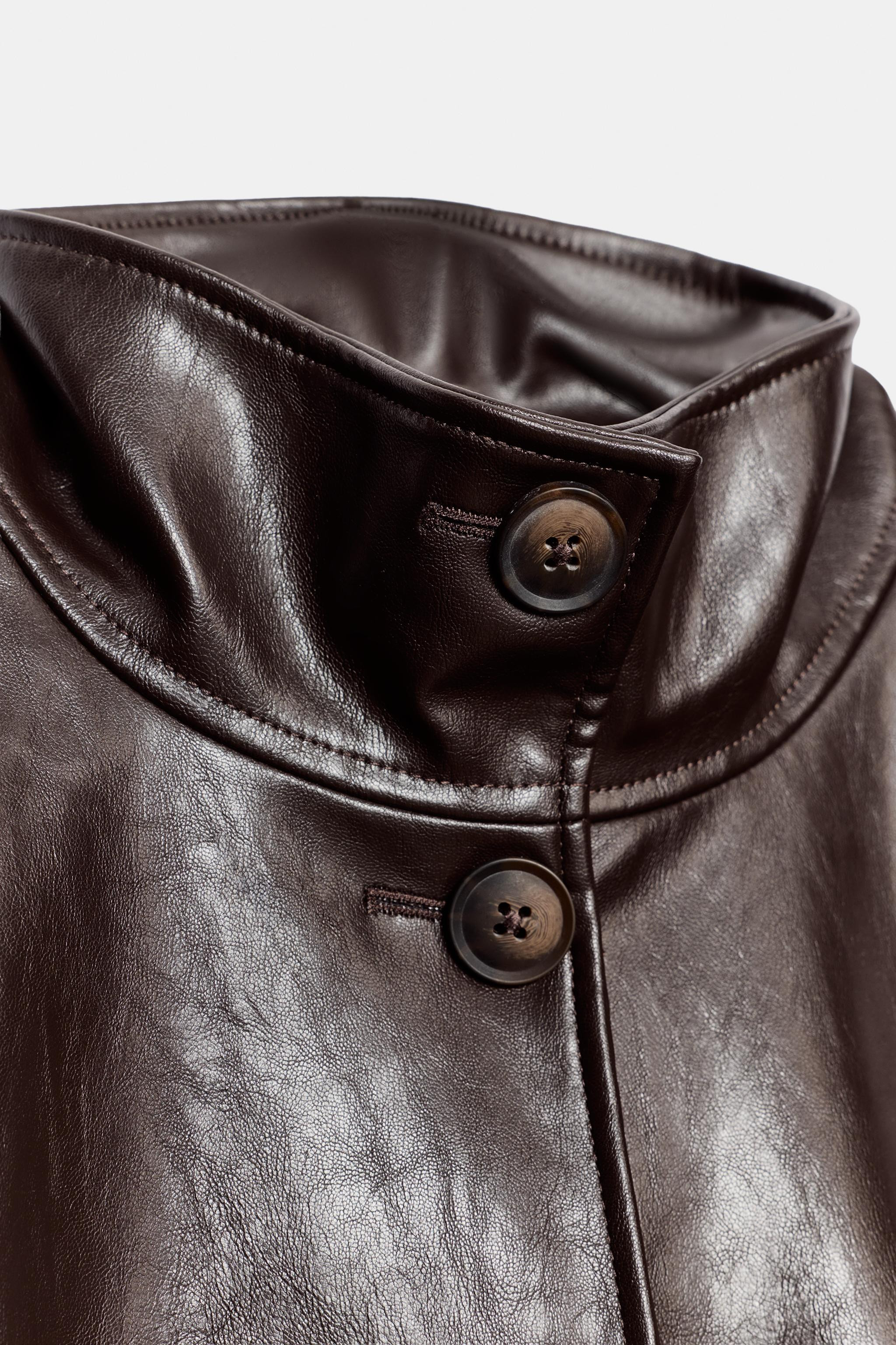 Trenchcoat aus Kunstleder mit Stehkragen und langen \u00c4rmeln mit Riegeln und Schulterpolstern.... | Zara DE
