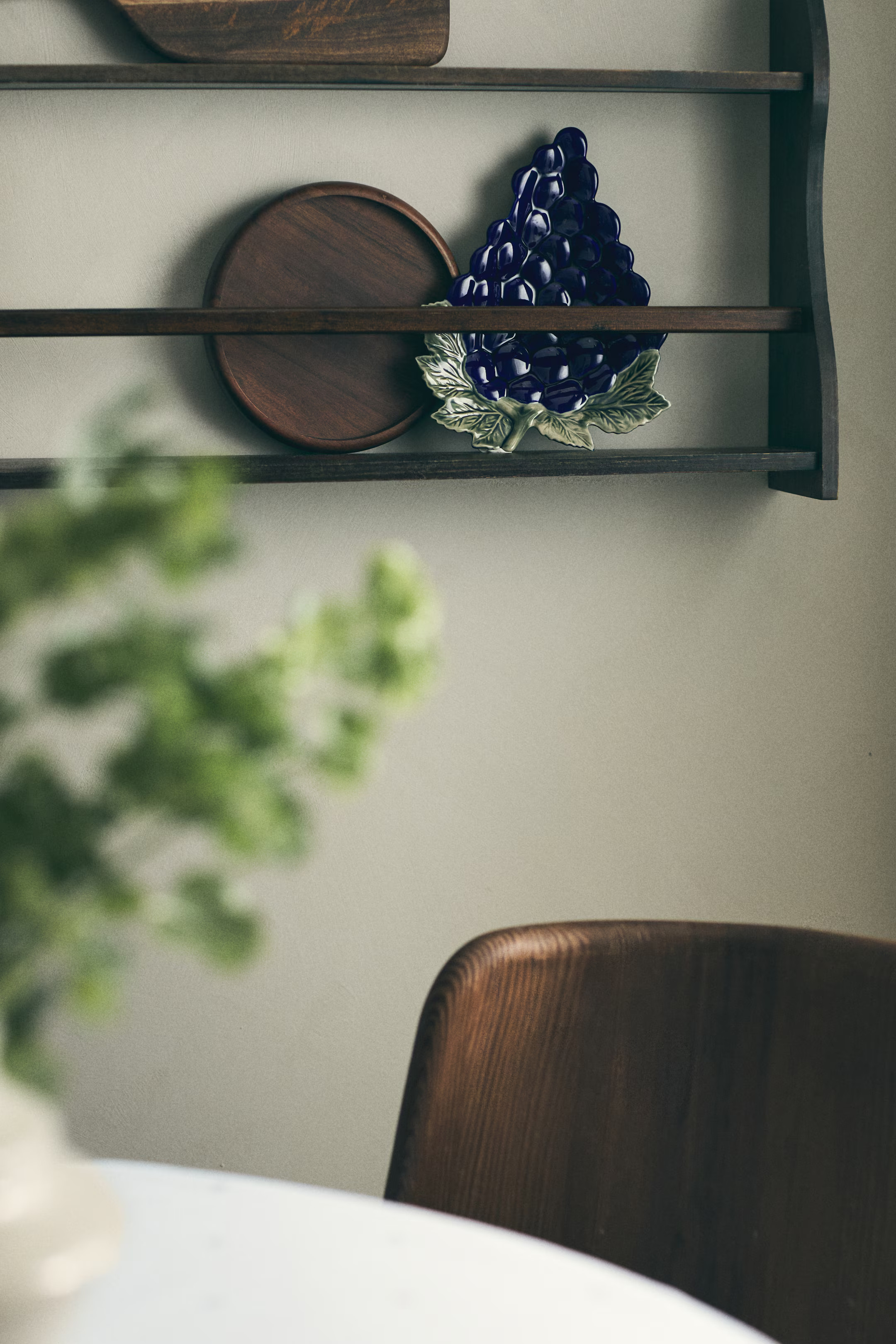 Figurative stoneware serving plate | H&M (UK, MY, IN, SG, PH, TW, HK)