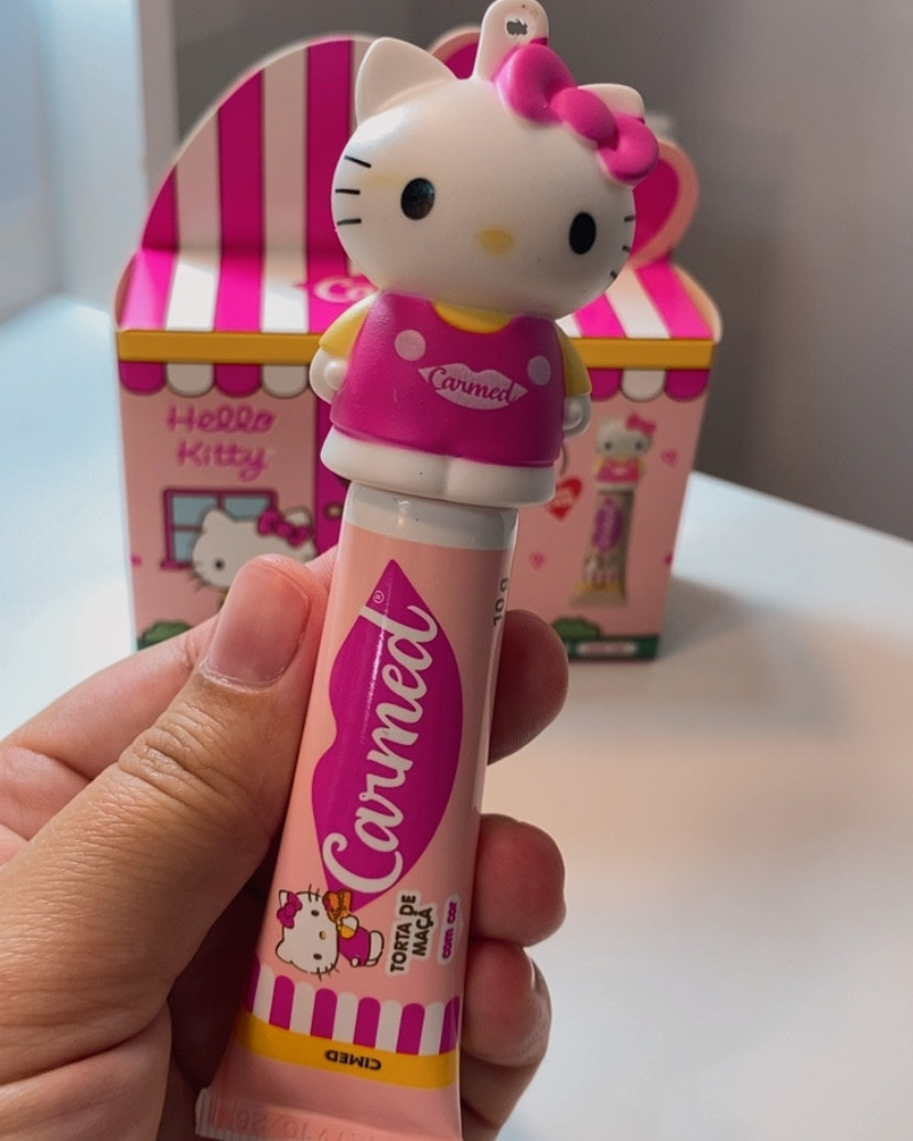 Carmed Hello Kitty, cor linda e gostinho de torta de maçã, para quem ama essa personagem, esse não pode faltar na sua coleção 🩷🍎

#LTKguiadepresente #LTKbeleza #LTKbrasil