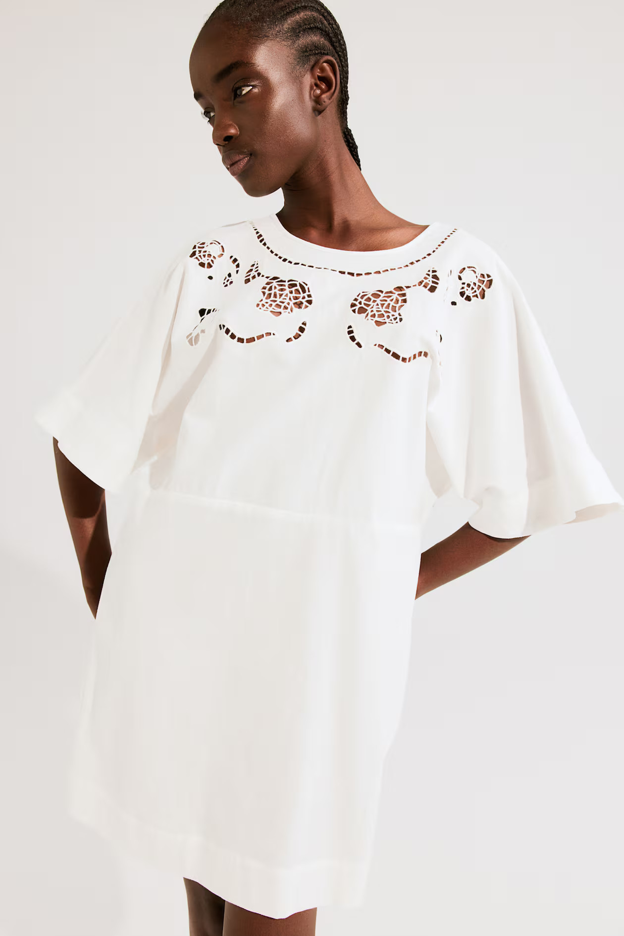 Kleid aus Leinenmix mit Broderie Anglaise - Rundausschnitt - Kurzarm - Weiß - Ladies | H&M AT | H&M (DE, AT, CH, NL, FI)