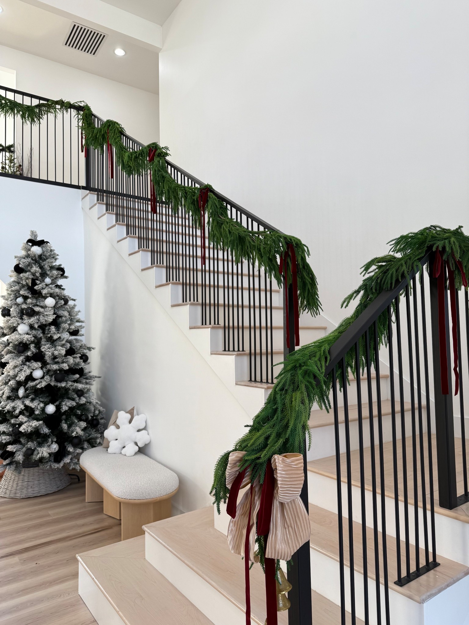 Christmas stair garland ideas, amazon Christmas garland for stairs, inexpensive Christmas decor options 

#LTKHome #LTKFindsUnder50 #LTKHoliday