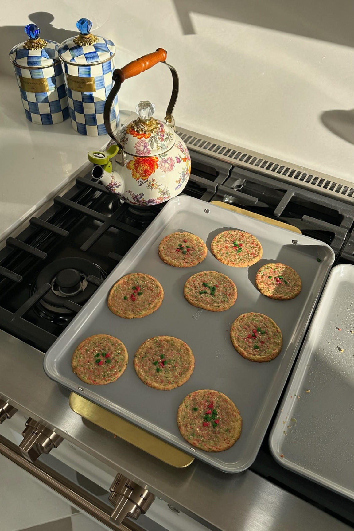 My kitchen favs 💓 Mackenzie Childs & non-toxic pans from Caraway 🍪 