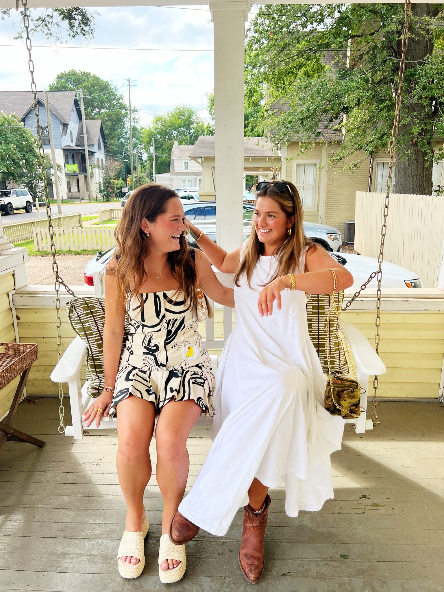 GAMEDAY !!! I couldn’t find lilys exact dress but i linked a similar one !! 


#alabama #gameday #football #gamedaychic #style #fashion #gamedayfashion #rolltide #alexis #freepeople #jeffreycampbell #tuscaloosa #design