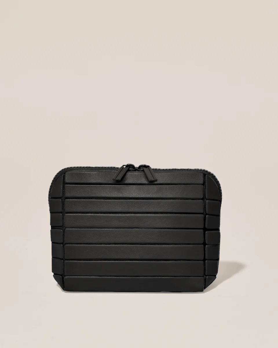 the small onyx traveller | Parallelle