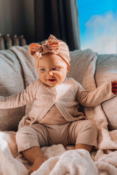 The COZIEST baby outfit there is.. it’s literally like a warm hug 🥰
#barefootdreams #cozybabyoutfit #cozybaby #winterbaby #winterwear #happybaby

#LTKMostLoved #LTKbaby