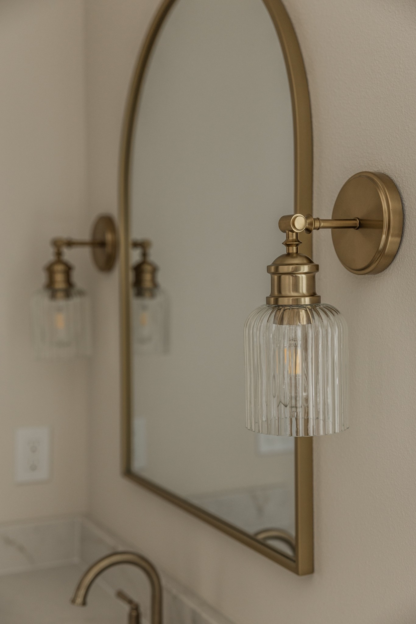 This mirror and sconce combo! 

#LTKStyleTip #LTKU #LTKHome