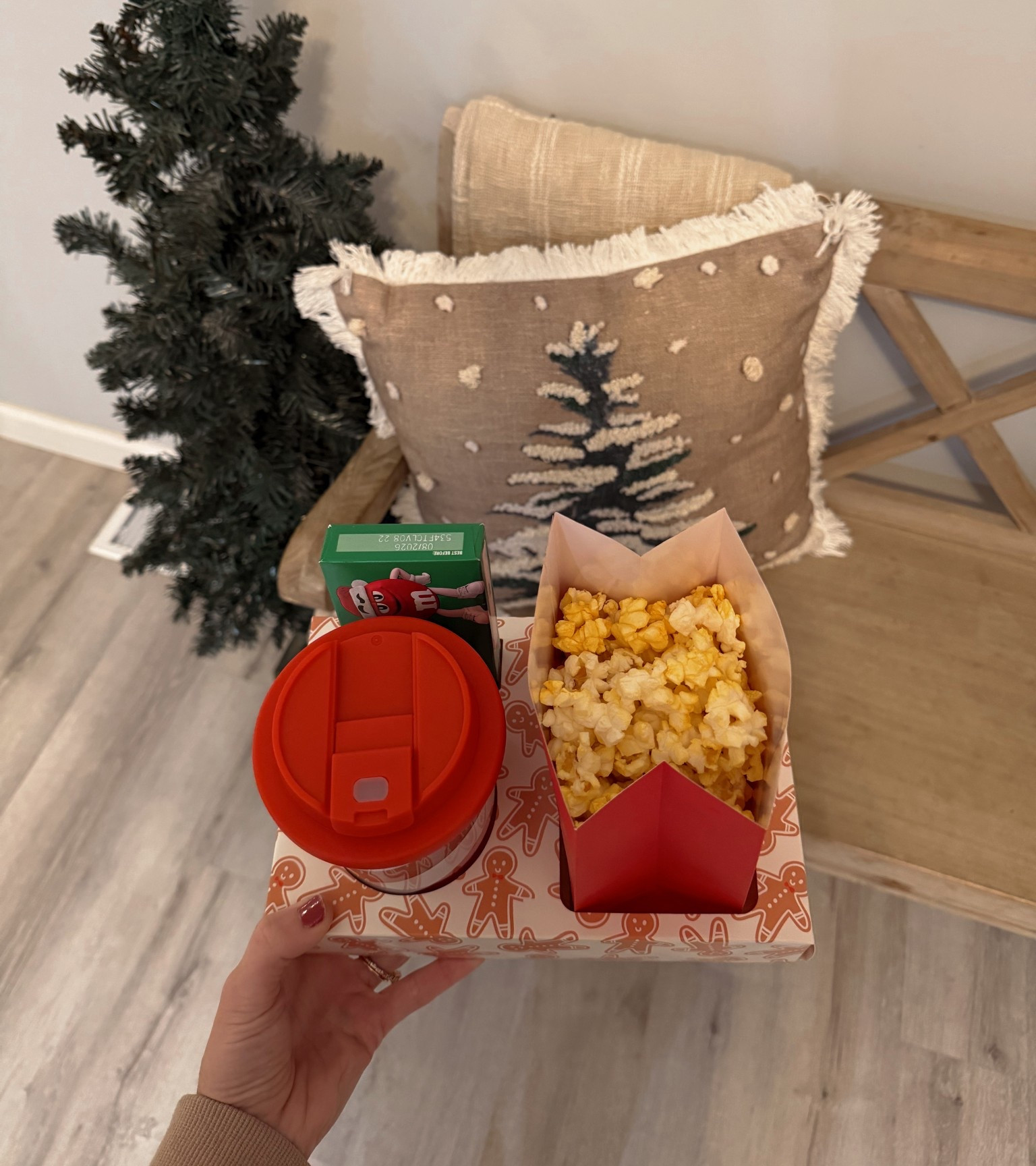 such a cute set up for a Christmas movie night 🎄🎥🍿🍫