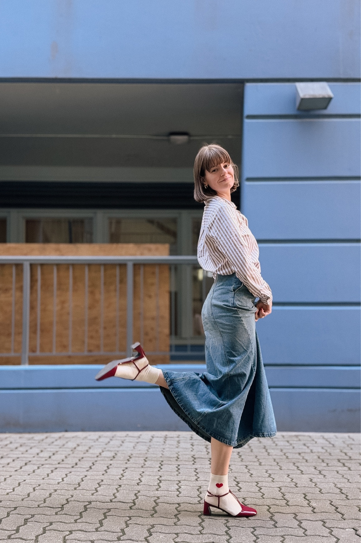 Socks and heels
Sézane tomboy shirt
Alohas shoes
Denim maxi skirt
Casual corporate outfit