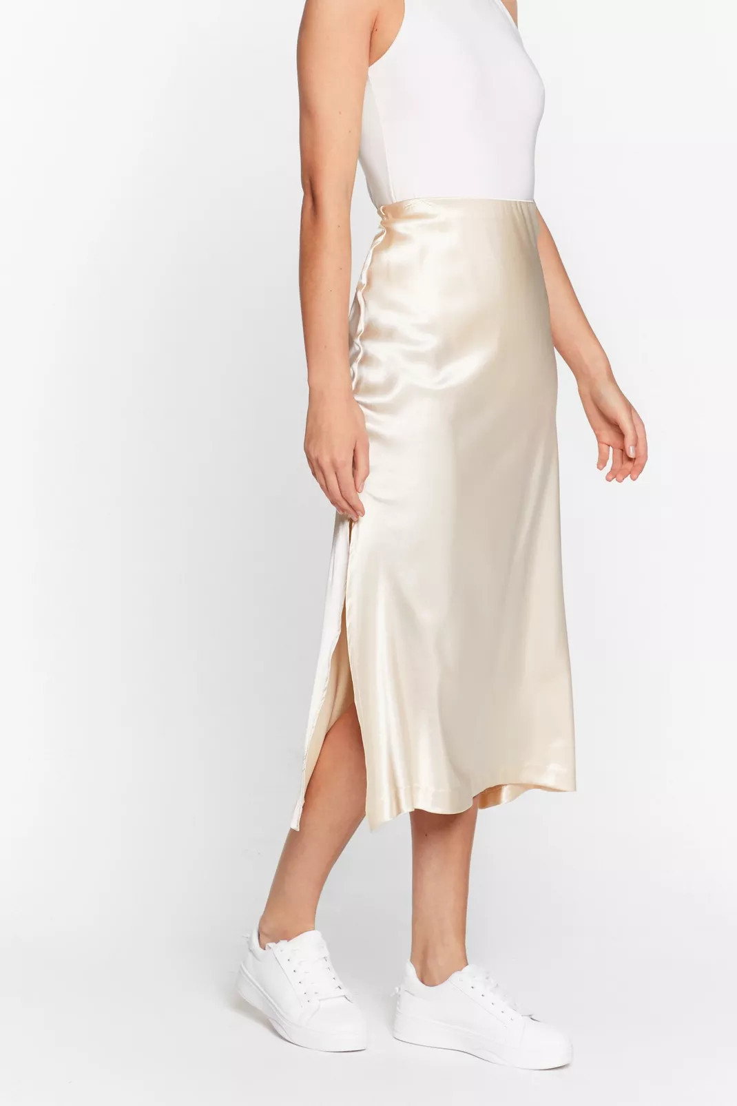 Jupe mi-longue satinée à fente | Nasty Gal FR