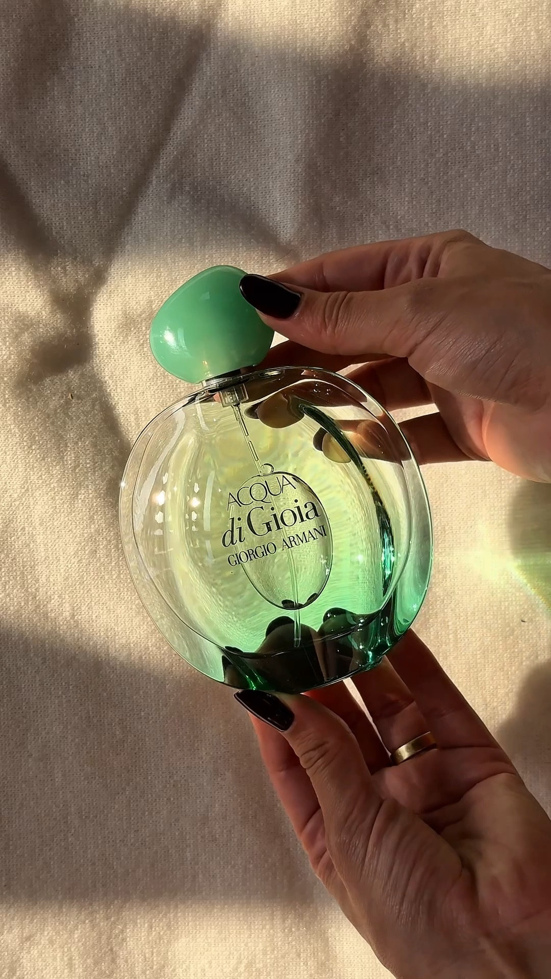 
Um perfume fresco, leve e marcante, com cheirinho de mar e natureza. Ideal pra mulheres de espírito livre, que curtem se sentir em paz e conectadas com o mundo ao redor. A fragrância mistura notas aquáticas com um toque doce e envolvente, perfeita pra quem quer um aroma suave, mas inesquecível.