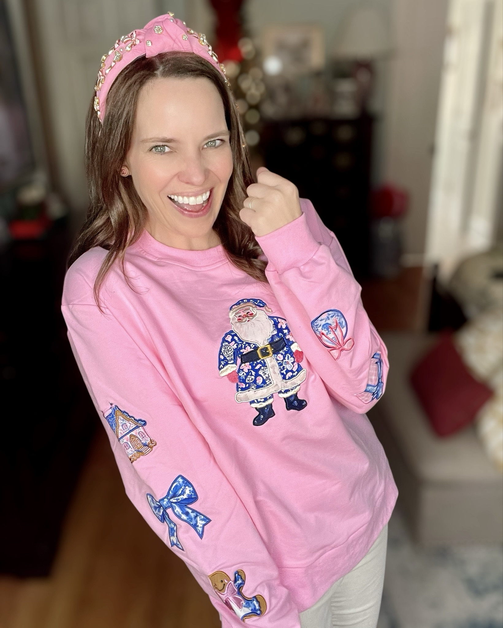 🎀 Pink Chinoiserie Santa Sweatshirt 🌸 Cozy Holiday Style (40% Off!)



Cutest festive look today! This pink chinoiserie Santa sweatshirt is 40% off through 12/1 and the details are adorable — from the gingerbread to the bows to the ginger jar blue-and-white Santa. I paired it with my sparkly winter pants and pink ballet flats for a fun, girly holiday outfit that’s still super comfy. The jeweled pink bow headband pulls everything together and keeps it perfectly coquette and festive.

Such a cute option for Christmas decorating days, cookie baking, school holiday events, or comfy casual December style. If you love pink holiday looks or chinoiserie touches, this one is perfection.

holiday outfit • pink Christmas outfit • chinoiserie Santa • girly festive style • cozy holiday sweatshirt • affordable Christmas fashion • December outfits • pink accessories • ballet flats • cute holiday look • winter sparkle pants • comfy festive outfit


#LTKHoliday #LTKGiftGuide #LTKCyberWeek