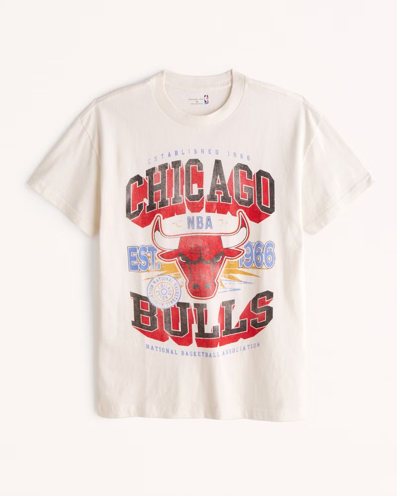 Abercrombie & Fitch Men's Chicago Bulls Graphic Tee in Off White Bulls Graphic - Size M | Abercrombie & Fitch (US)
