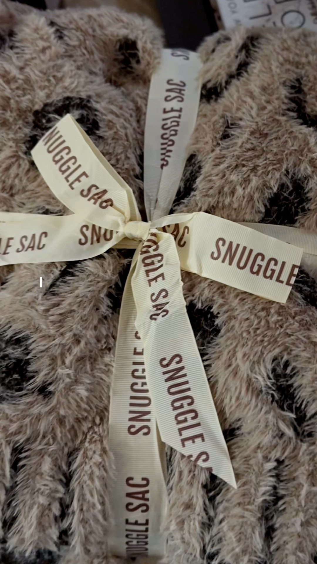 This Snuggle Sac faux fur throw blanket is SO soft and fluffy, and I love the high-low checkerboard texture because it makes the blanket feel like cozy home decor instead of something you just throw over the couch.

Perfect for movie nights, chilly evenings, bedrooms, reading, or those freezing-AC situations where you need a blanket within arm’s reach. 🥶😂

And the leopard print? Absolutely necessary. 🐆

Would you put this on your couch or keep it in the bedroom?

#HomeDecor
#CozyHome
#FallDecor
#ThrowBlanket
#LeopardPrint
#AD