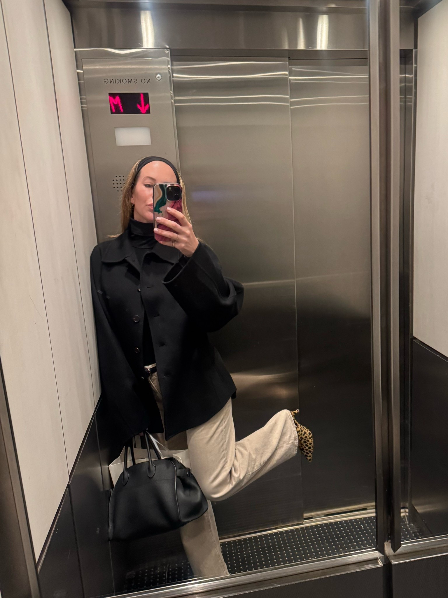 I'm wearing a size 40 in the coat (i sized up). In the shoes, i sized up 1/2 a size. 