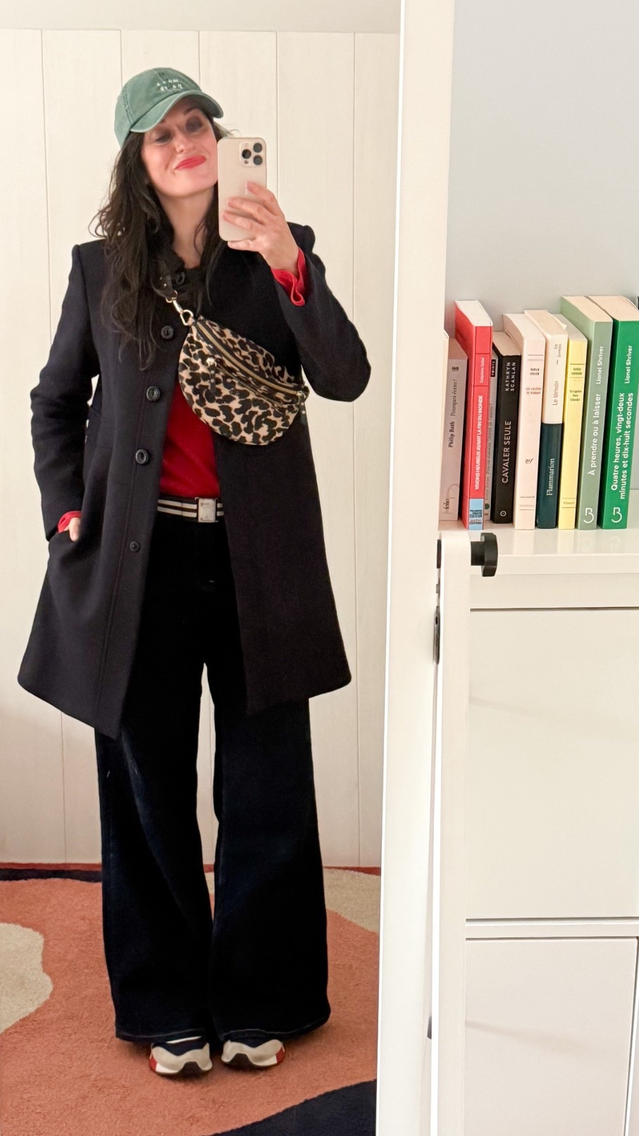 • Manteau bleu marine #tarajarmon
• Pull rouge en maille 3D #uniqlo 
• Banane #petitemendigote
• Jean flare #hm
• Casquette en coton vert #hm
• Runnings #newbalance 
• Stick à lèvres coloré #labello

#LTKfrance #LTKspring #LTKeurope