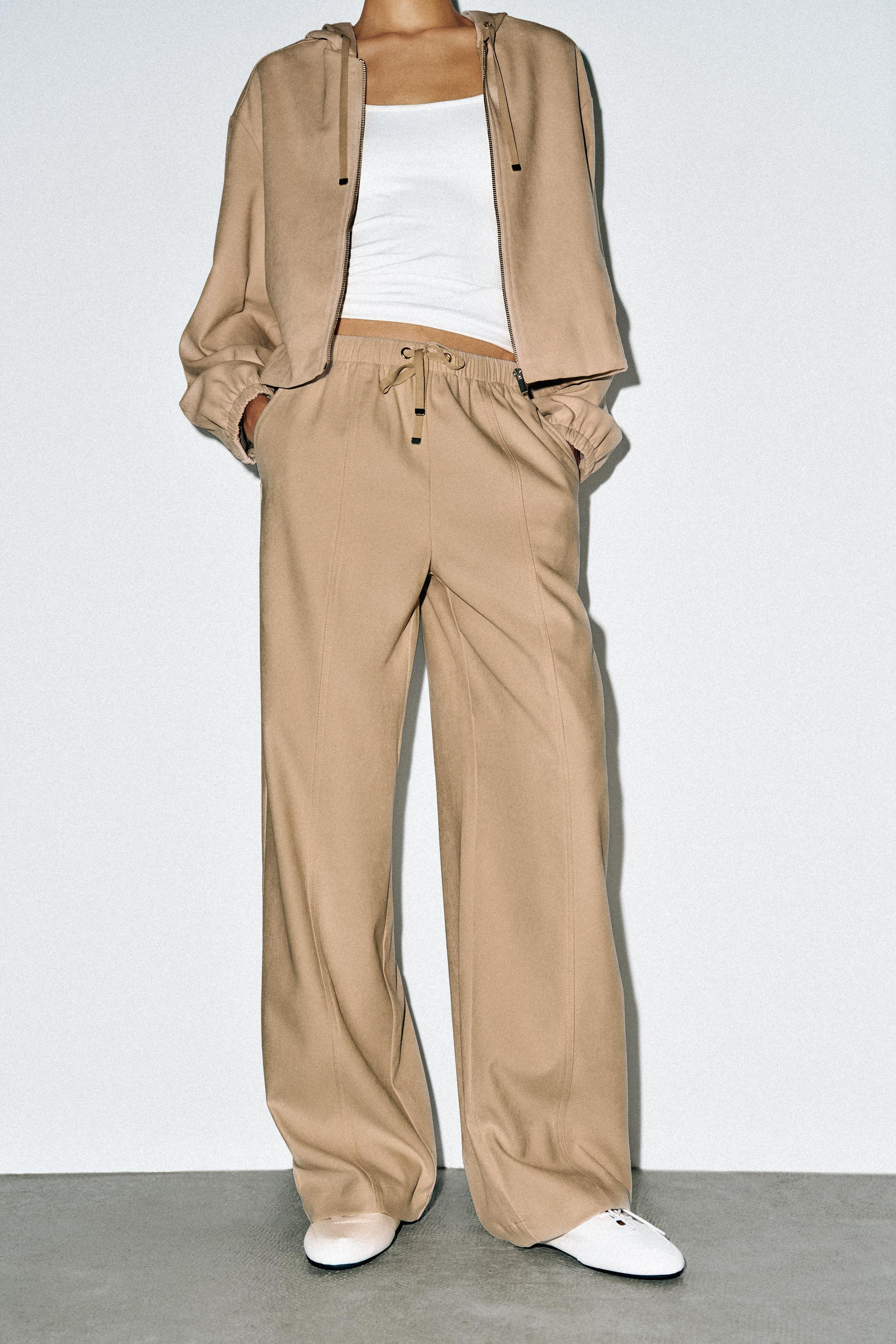 High-rise trousers with an adjustable elastic waistband with drawstrings. Features front pockets ... | Zara US