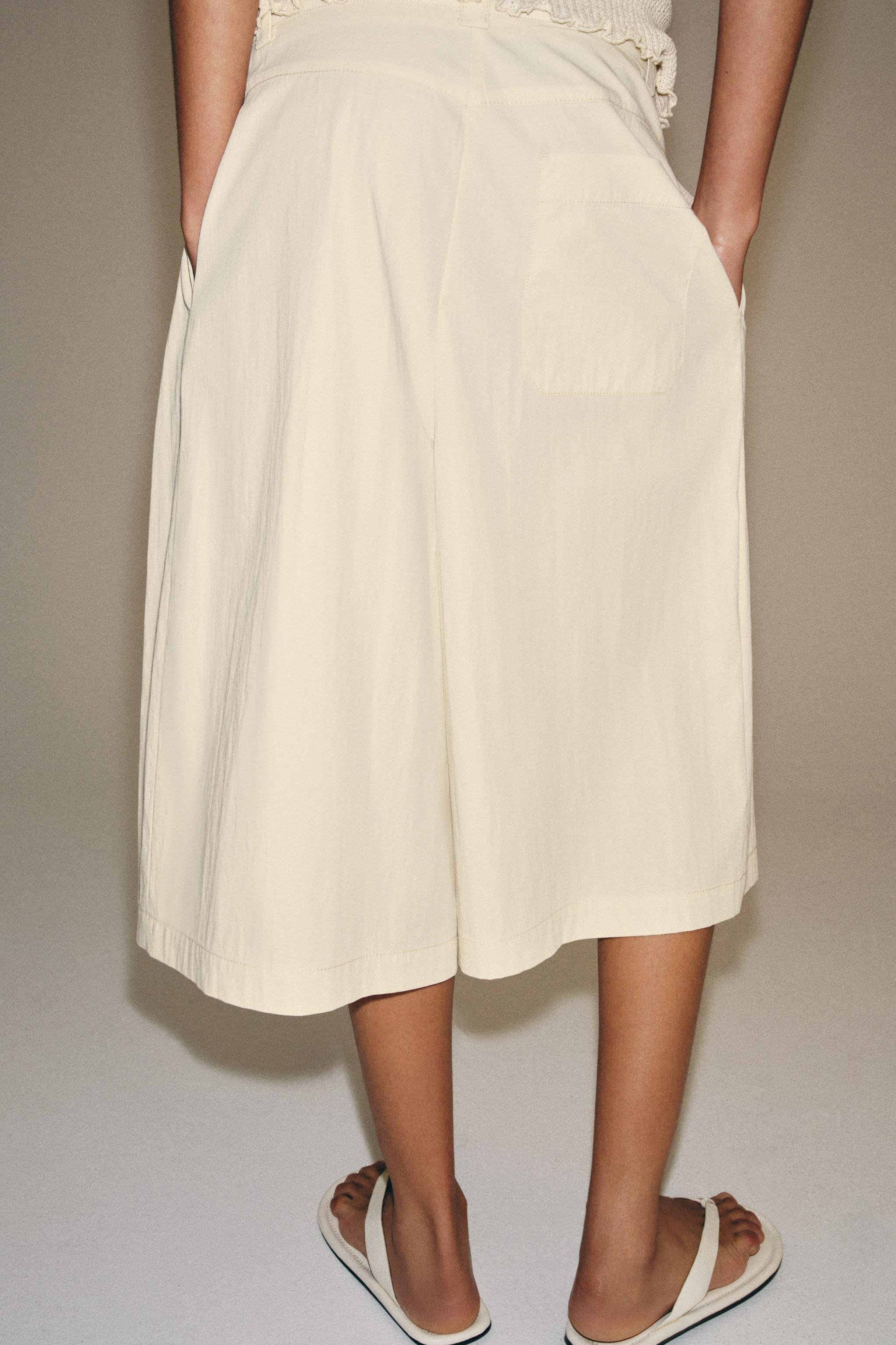 Model height: 178 cmZARA WOMAN COLLECTIONBermuda shorts made from a cotton blend yarn. Mid-waist ... | Zara UK