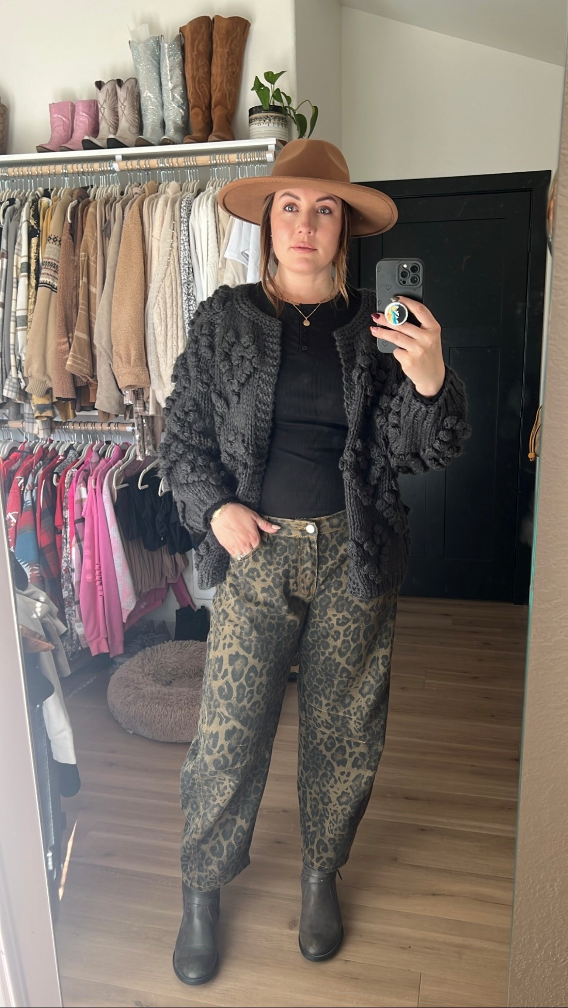 If you’re looking for the perfect mix of structure, comfort, and effortless style, my favorite barrel jeans are it. The material is soft, durable, relaxed, yet holds shape! I dress these jeans up or down depending on the occasion 🤎