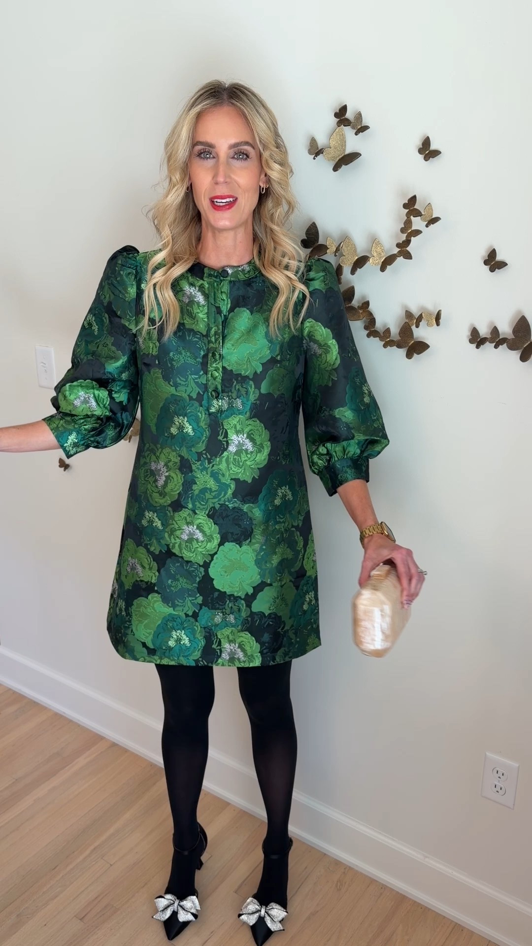 The most beautiful Amazon holiday dress! The quality is seriously so amazing for the price! I am wearing my true size small