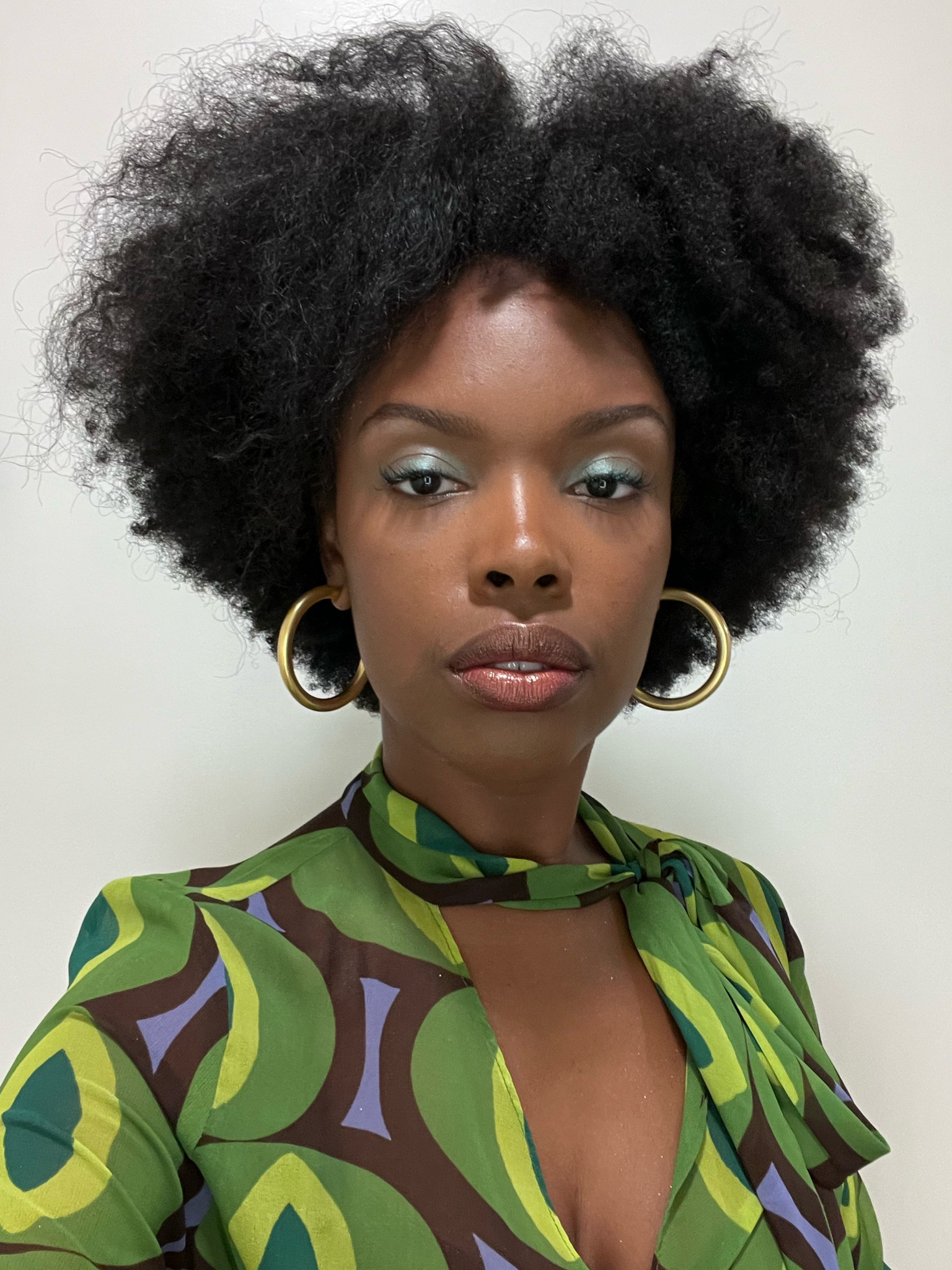 The perfect #earrings for big hair & this #lipstick is a classic! 🙌🏾