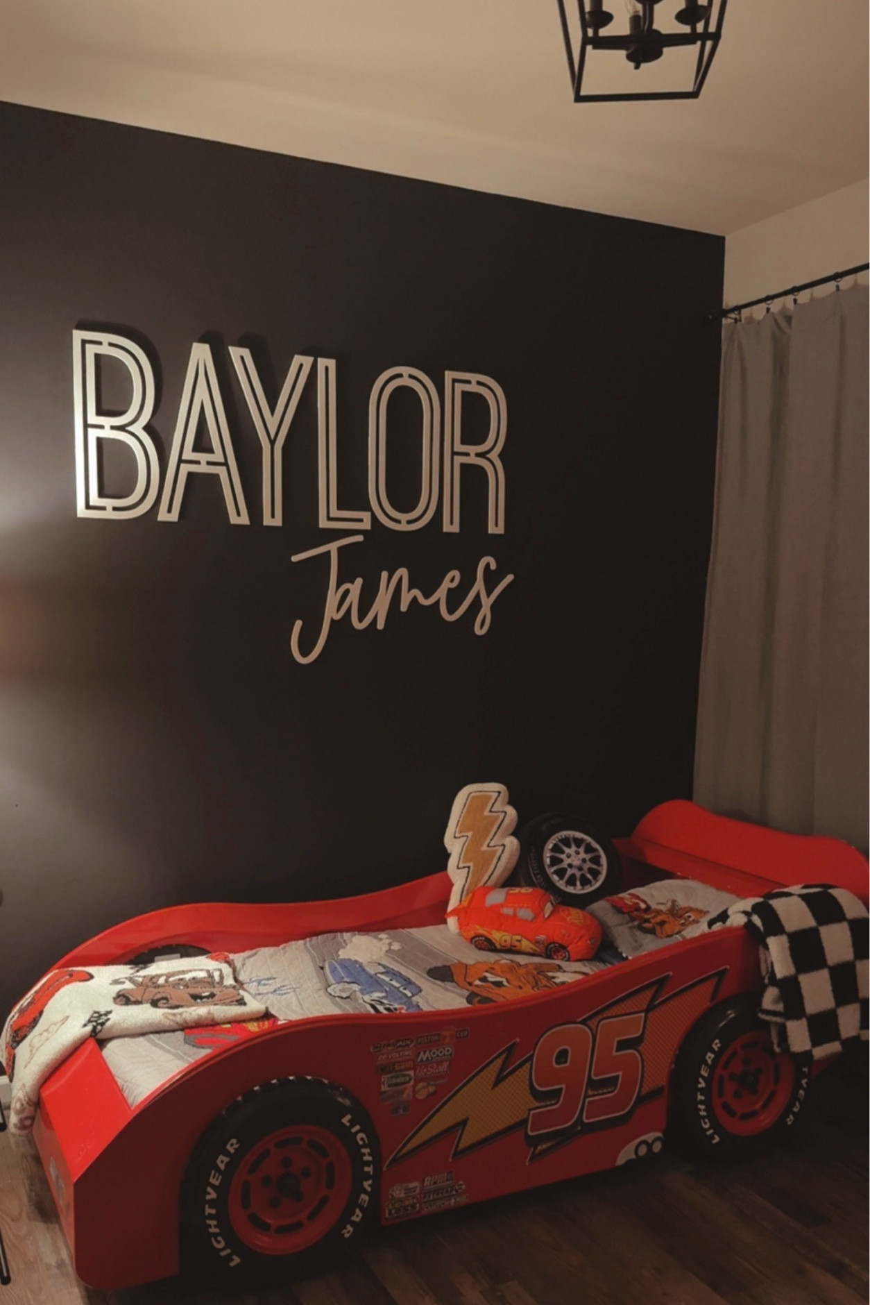 For the Lightning Mcqueen obsessed little boy in your life ❤️ 🏁🏁 #boysroom #lightningmqueen #carsthemedroom #cars 