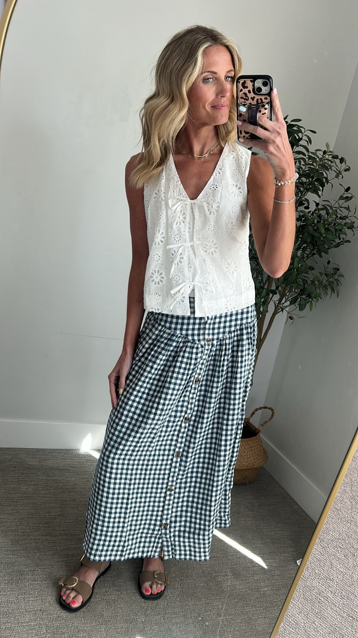 Can you go wrong with a little eyelet and gingham for Summer? I think not! #kohlspartner I adore the linen blend material from our favorite line! It comes in 3 colors!

#kohls @kohls 
