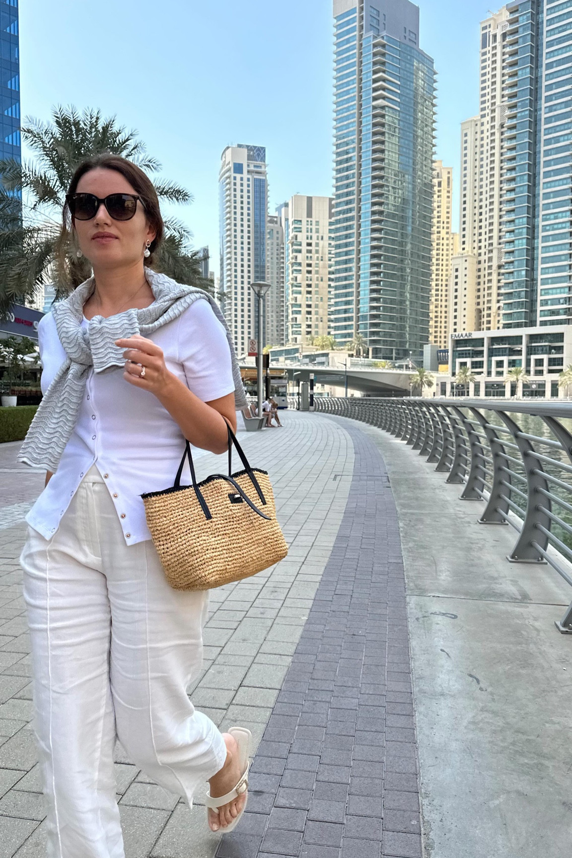 When in doubt or in a hurry, wear monochromatic outfit 🍦 

#capsulewardrobe #sezane #sezanelovers #linjer #massimodutti #dubaistreetstyle #dubaifashion #streetstyle #minimaliststyle