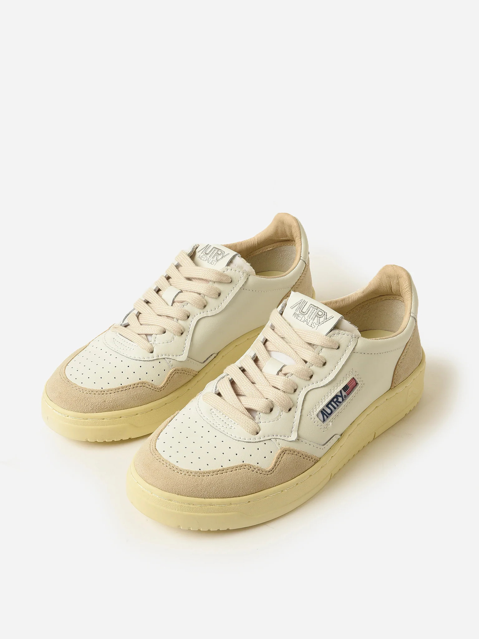 AUTRY
                      
                     Women's Medalist Low Sneaker | Saint Bernard