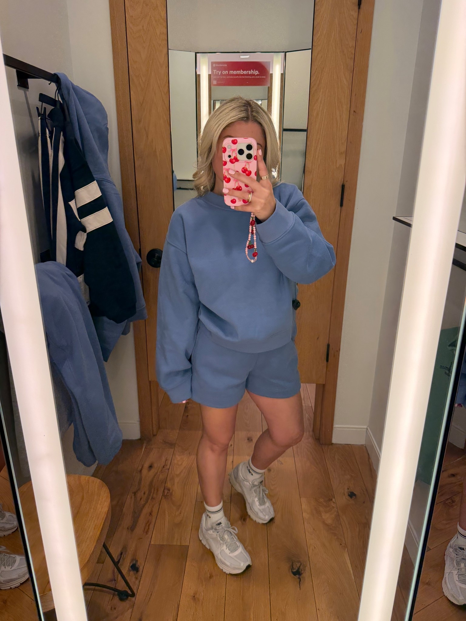 New @lululemon matching set
Size small
Nike sneakers up 1/2 a size 