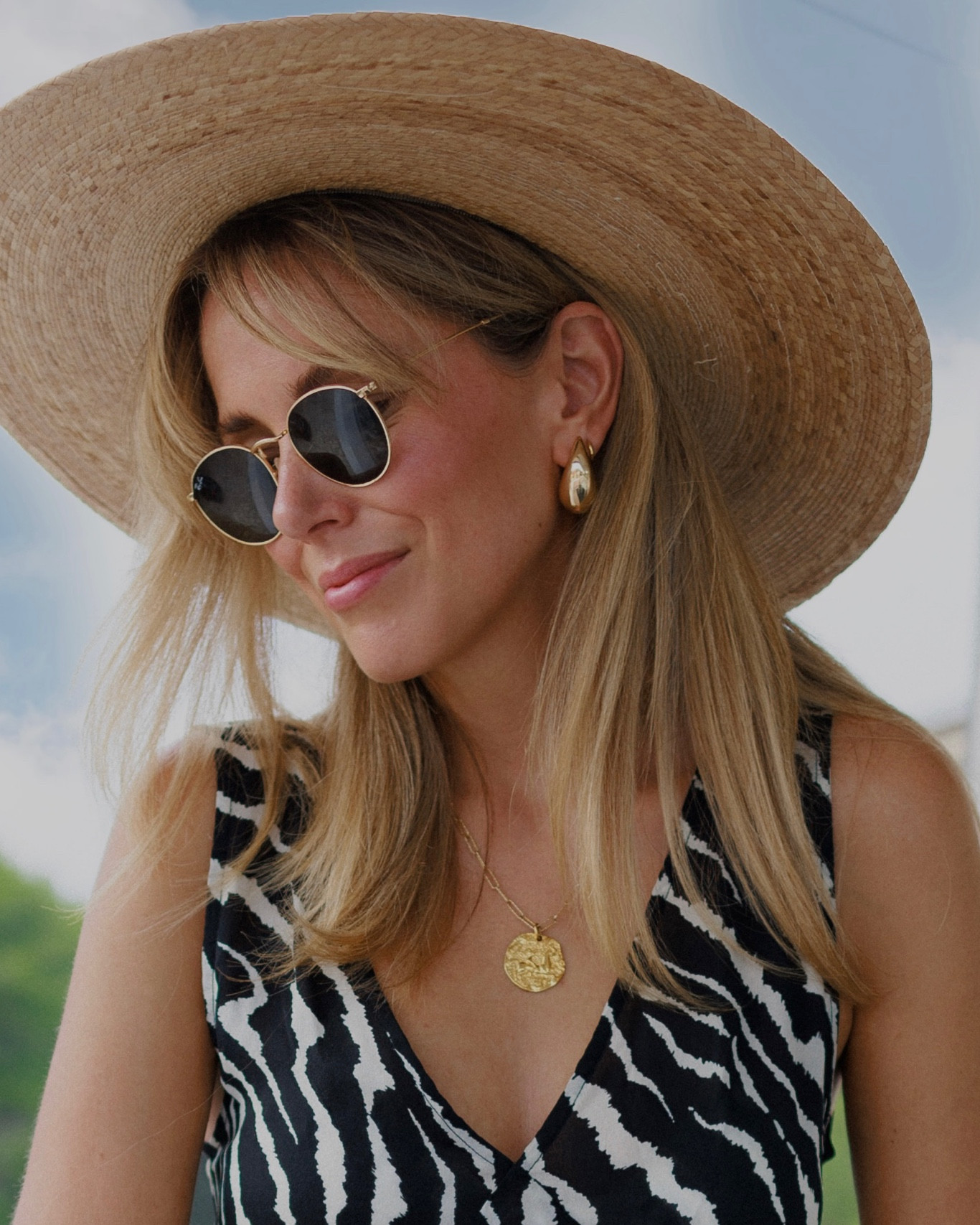 Holiday jewellery 
Holiday makeup 
Bottega style earrings 
Gold chunky earrings 


#LTKeurope #LTKSeasonal #LTKstyletip