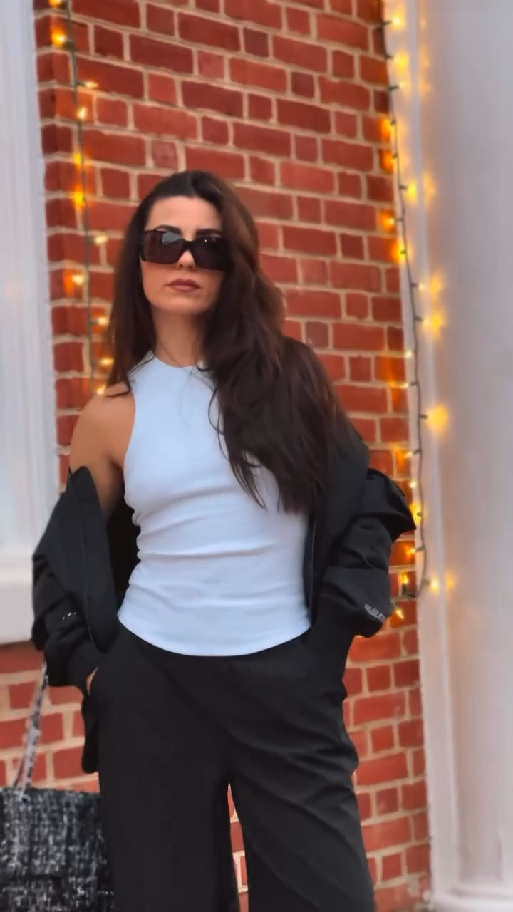 Starting the year with some active movement, stylish comfort, and a caffeine boost! ☕ @fabletics 

After a refreshing 1 hr power walk downtown, I’m ready to tackle the day in my go to Fabletics fit. Functional, comfy, and perfect for the hustle! 🖤🤍 

#FableticsPartner #MoveInStyle #ActiveGoals #FitWithFabletics #WalkAndSip #ComfortMeetsStyle #FitnessFashion #DowntownVibes #JanuaryMotivation #NoDaysOff #BraLessTankTop