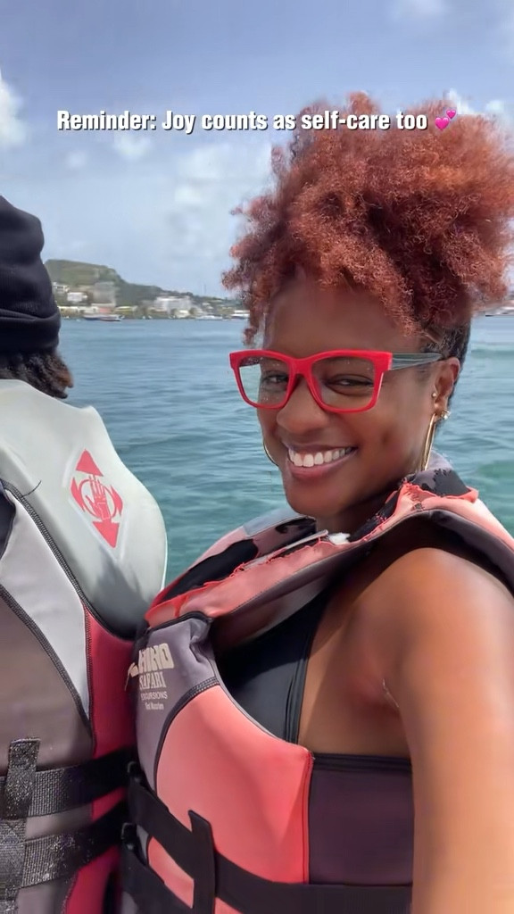 Joy is self-care too 🫶🏾 Out on the water in Sint Maarten, rocking my natural curls in a high puff (secured with my go-to PuffCuff 🙌🏾), bold red frames, and a sleek two-piece under my vest. Linking my PuffCuff, swimwear, and vacay-ready finds so you can bring a little island joy to your own getaway ✨💕