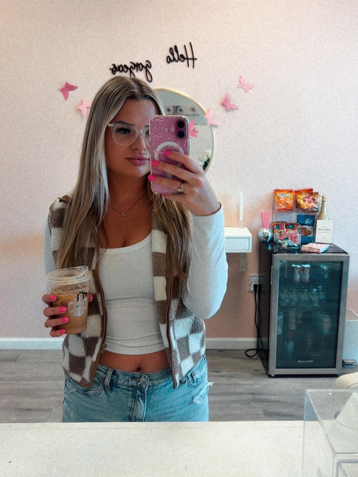 Apple Crisp is finallllllyyy back at Starbucks so a fall outfit is acceptable now 😏😛

Fit is linked in my LTK in my bio ✨✨