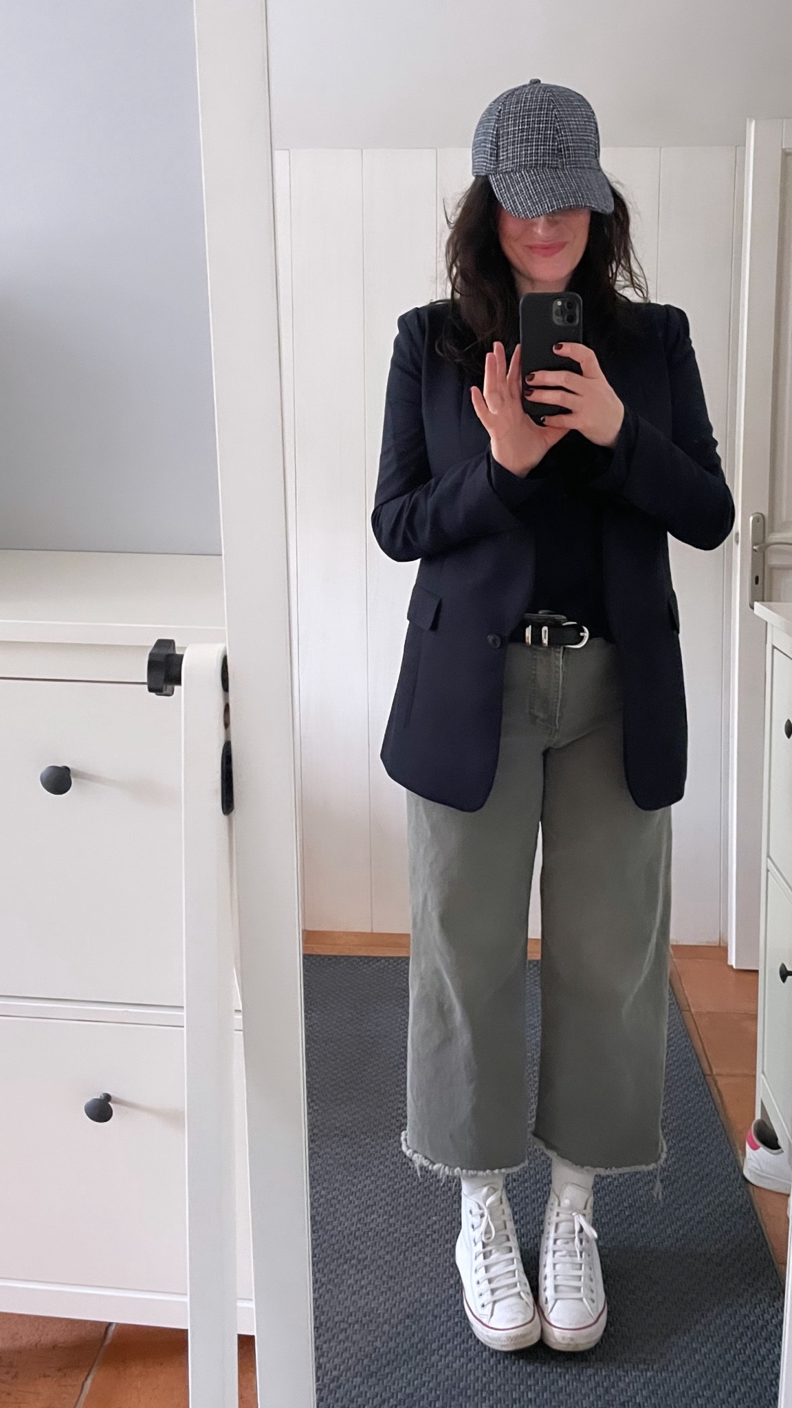 . Baseball check cap #galerieslafayette (linked)
. Navy blazer #custom
. Navy silk boatneck top #cos 
. Black leather "Western" belt #zaramen (similar, linked)
. Khaki barrel jeans #kiabi (similar, linked)
. White leather "Chuck Taylor" high tops #converse (linked)


#LTKmidsize #LTKeurope #LTKover40